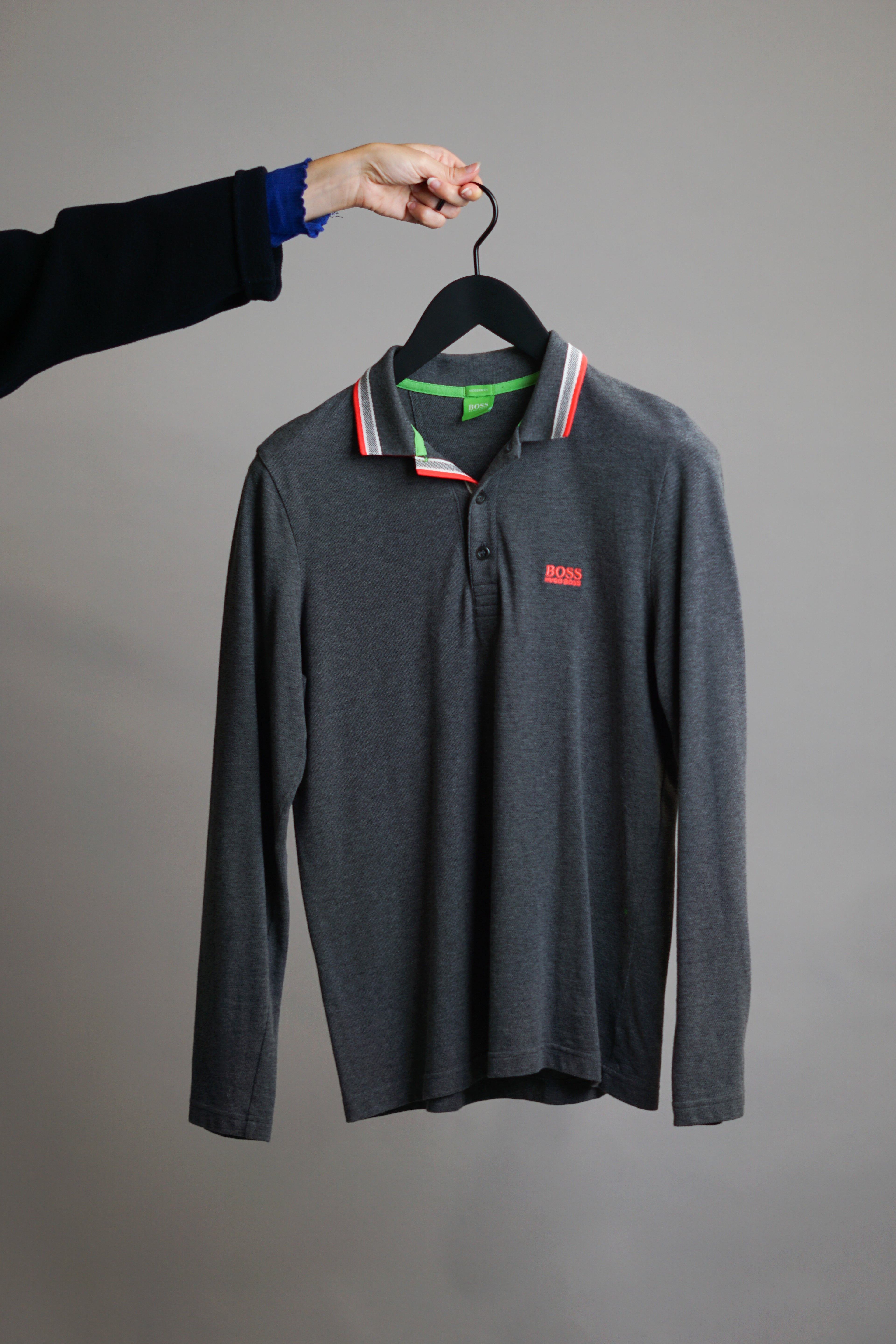 Hugo Boss – Graues, langärmliges Poloshirt mit moderner Passform
