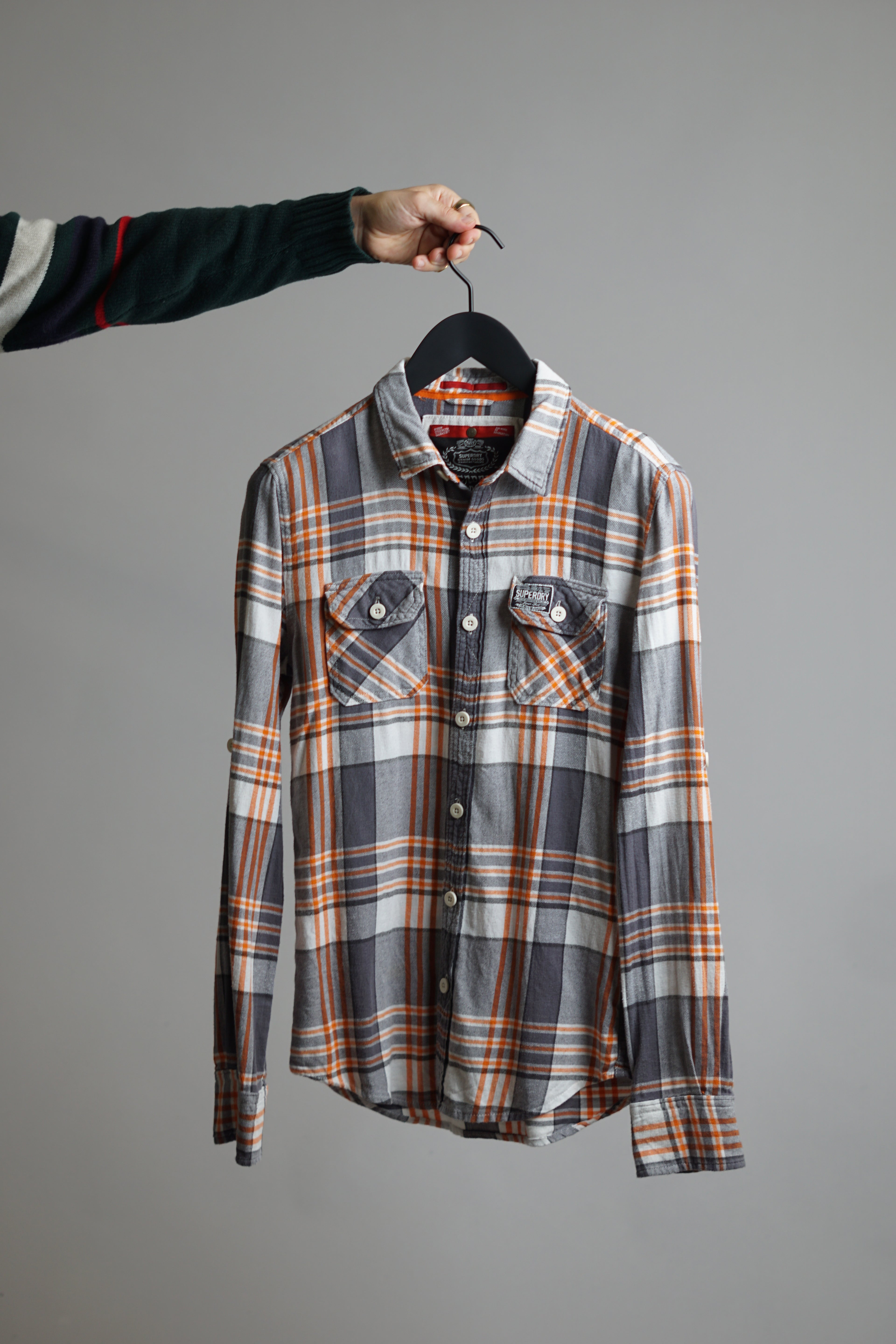 Superdry – Foresters – Kariertes Hemd in Grau und Orange