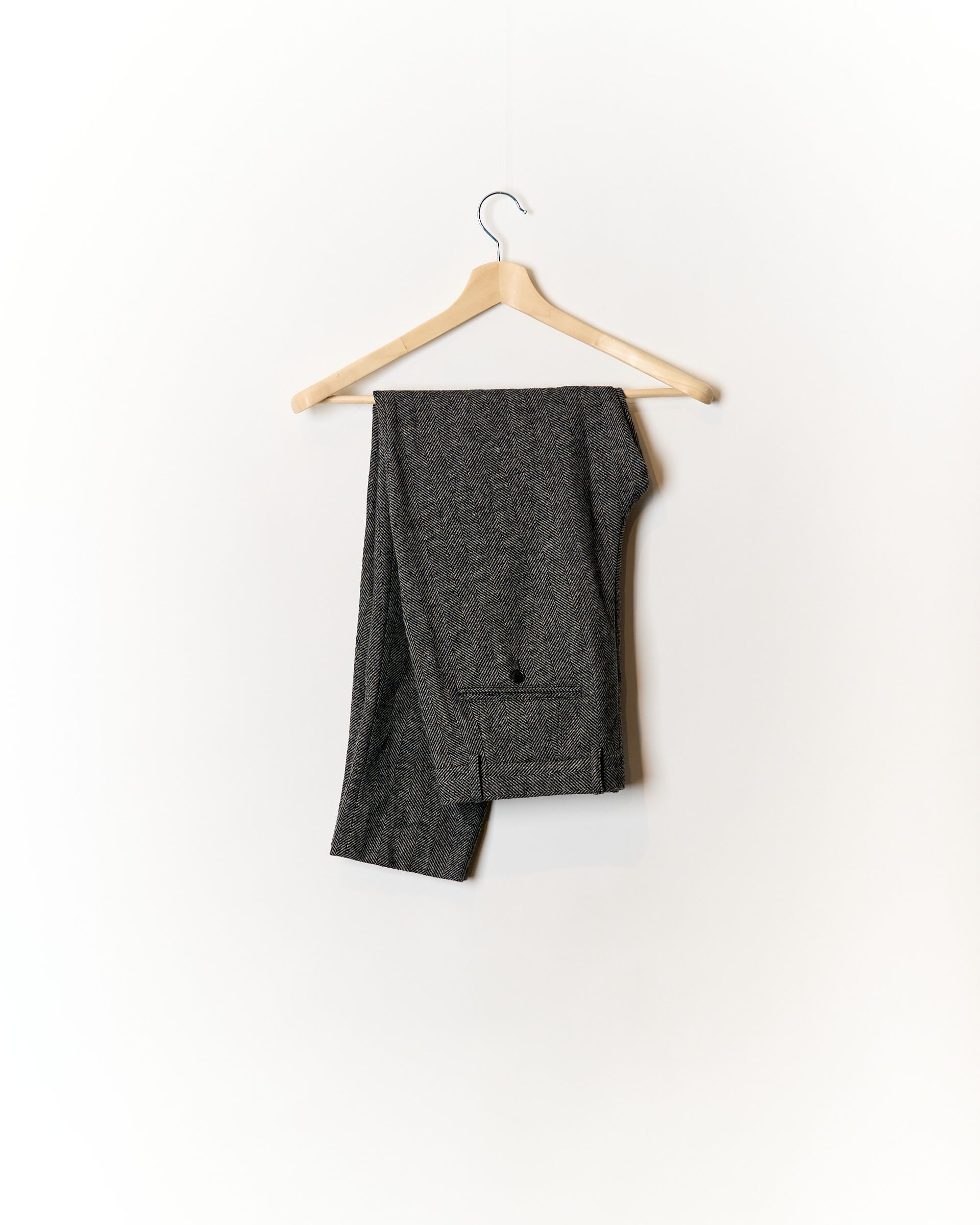 Ausgewählter grauer Wollanzug mit doppelter Knopfleiste