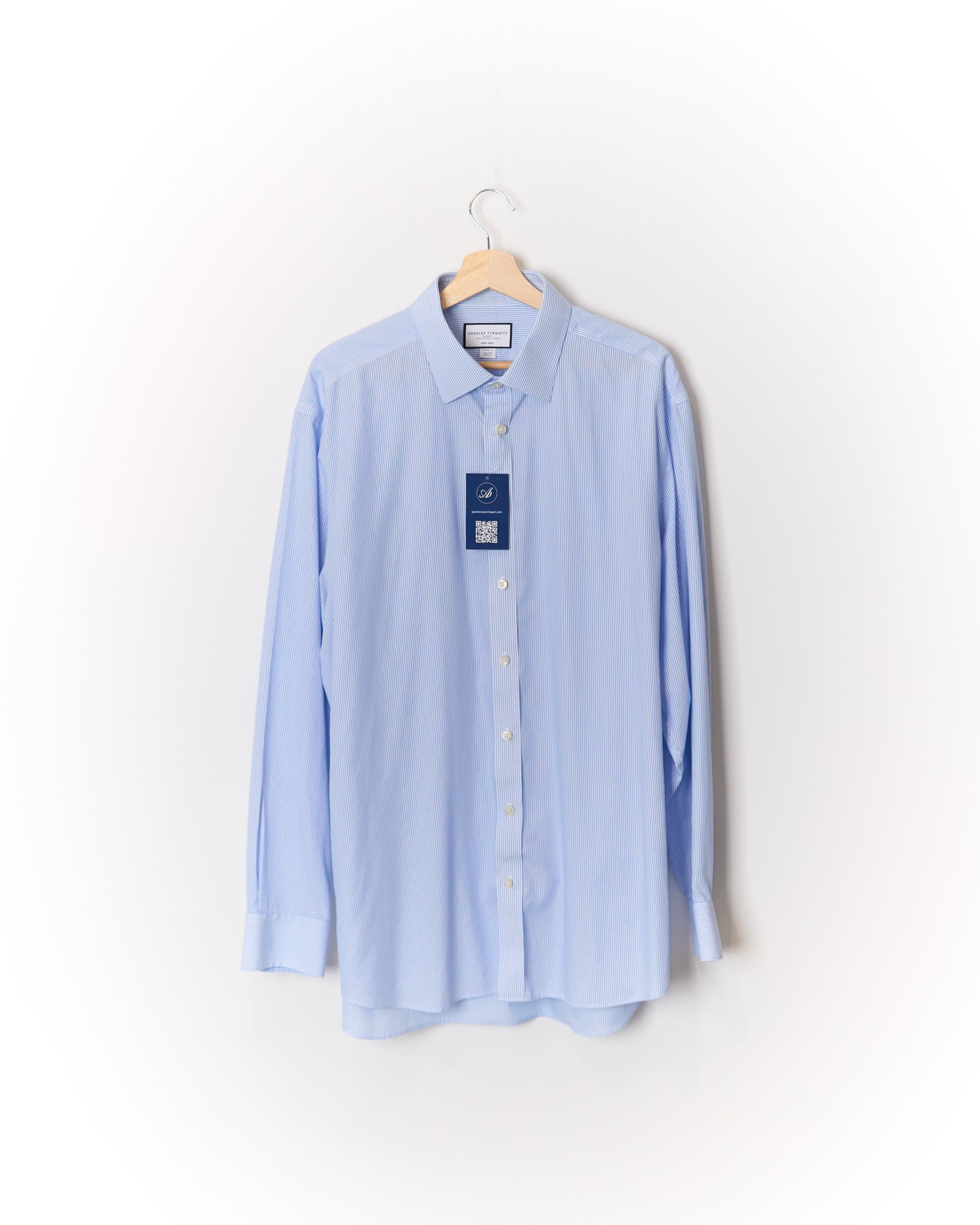 Charles Tyrwhitt weißes und hellblaues gestreiftes, bügelfreies Baumwollhemd