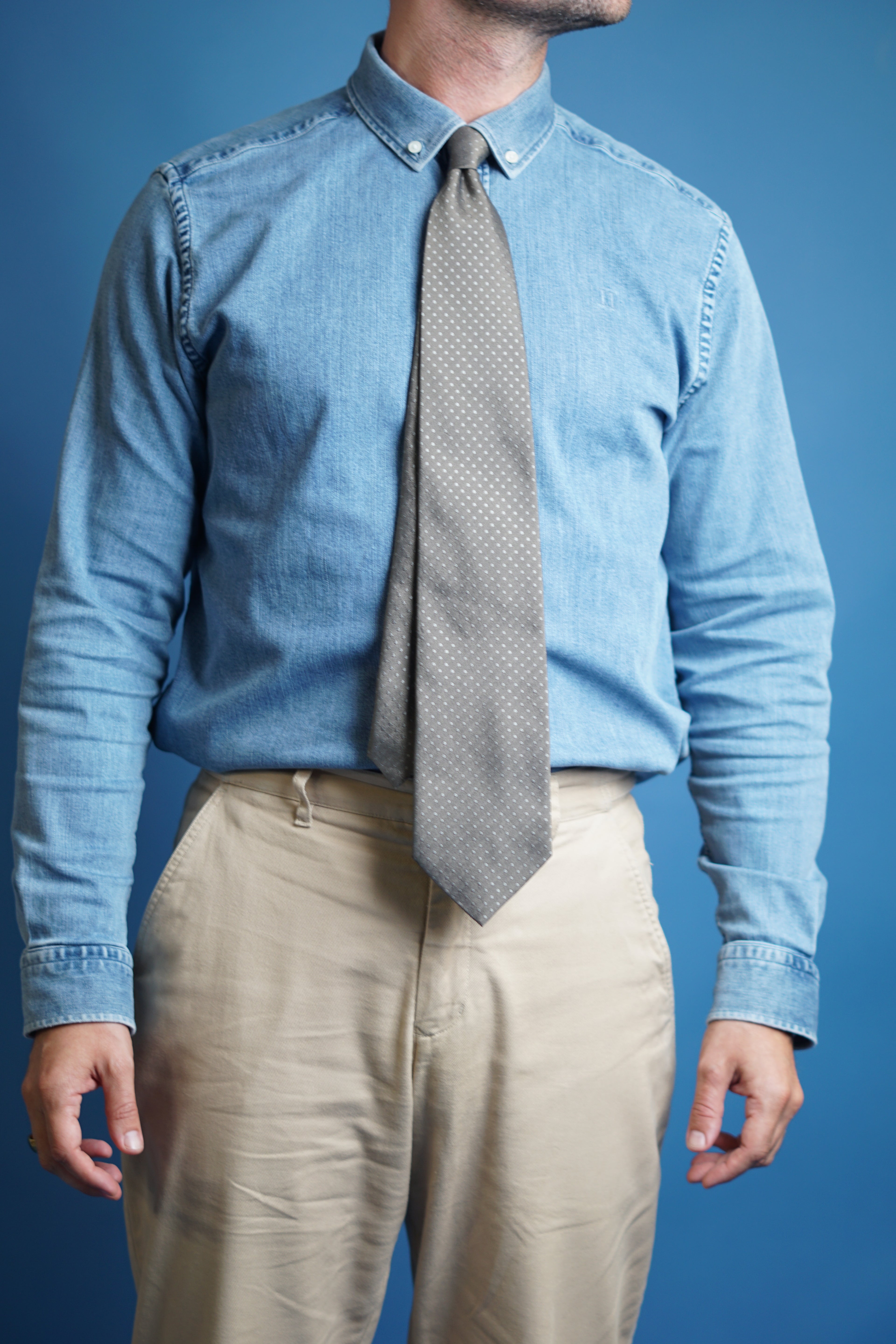 Sand Copenhagen Dunkelgraue gepunktete Seidenkrawatte