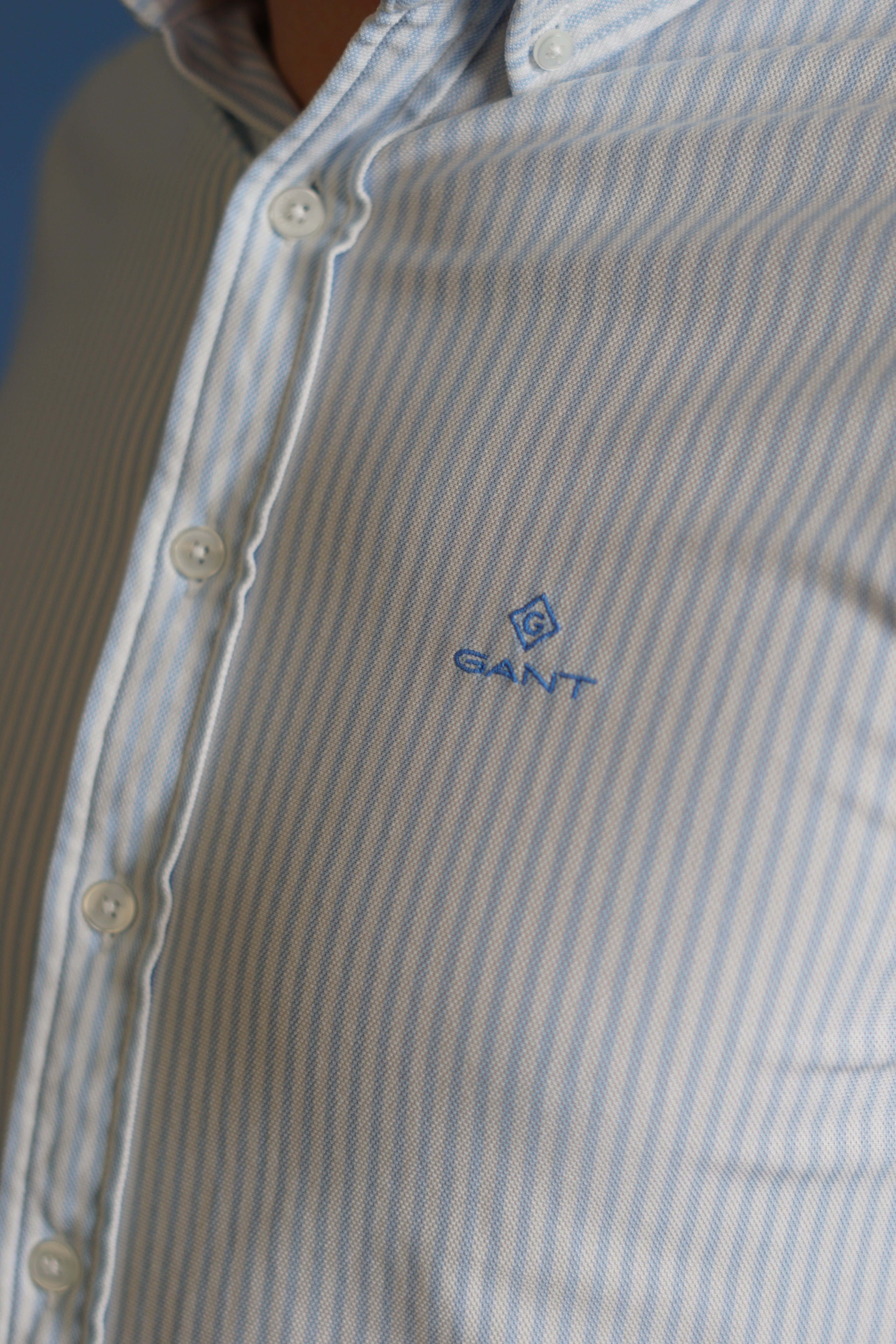 Gant – Hellblau-weiß gestreiftes Slim Tech Prep-Piqué-Hemd