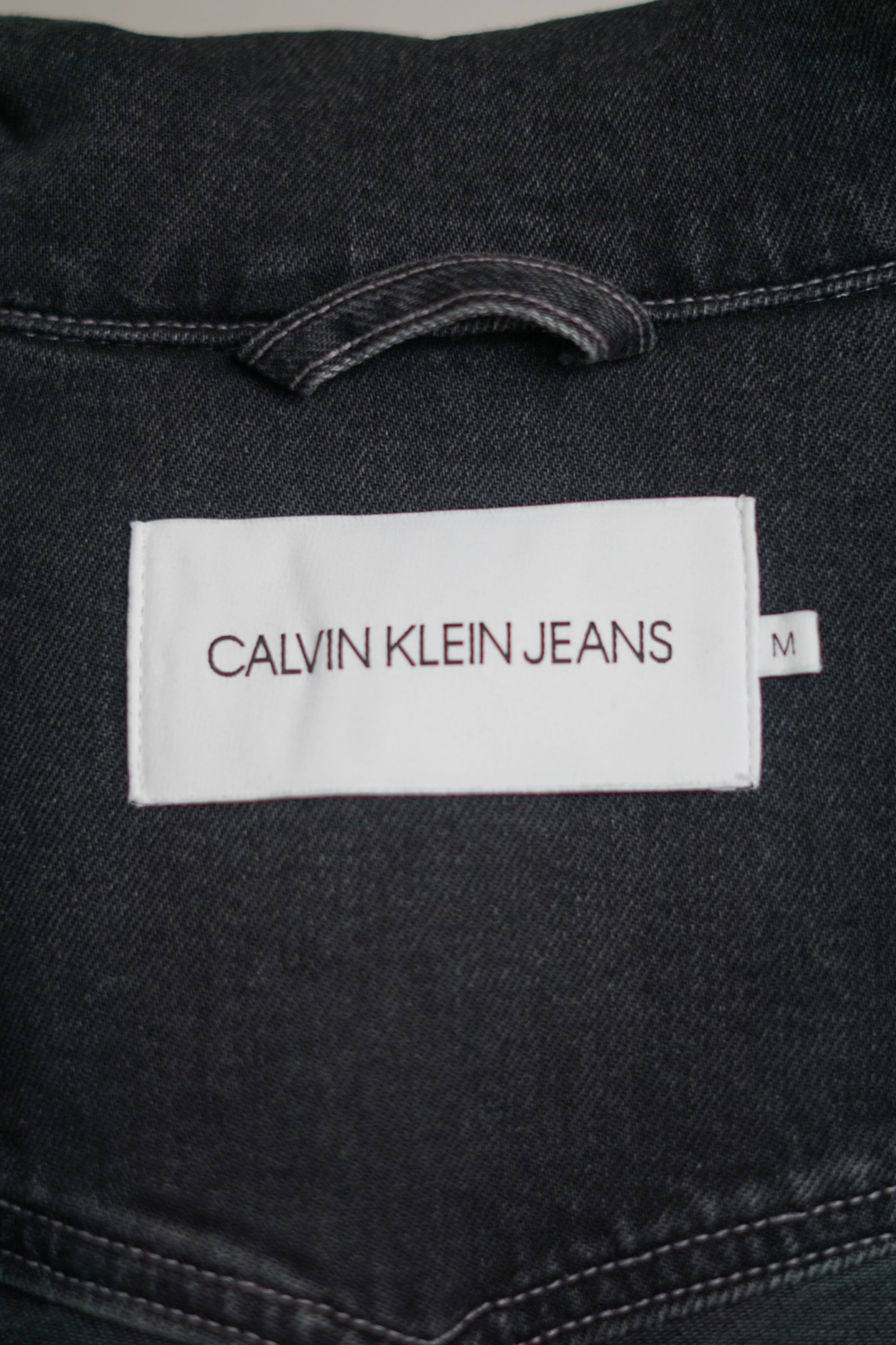 Dunkle Jeansjacke der Marke Calvin Klein