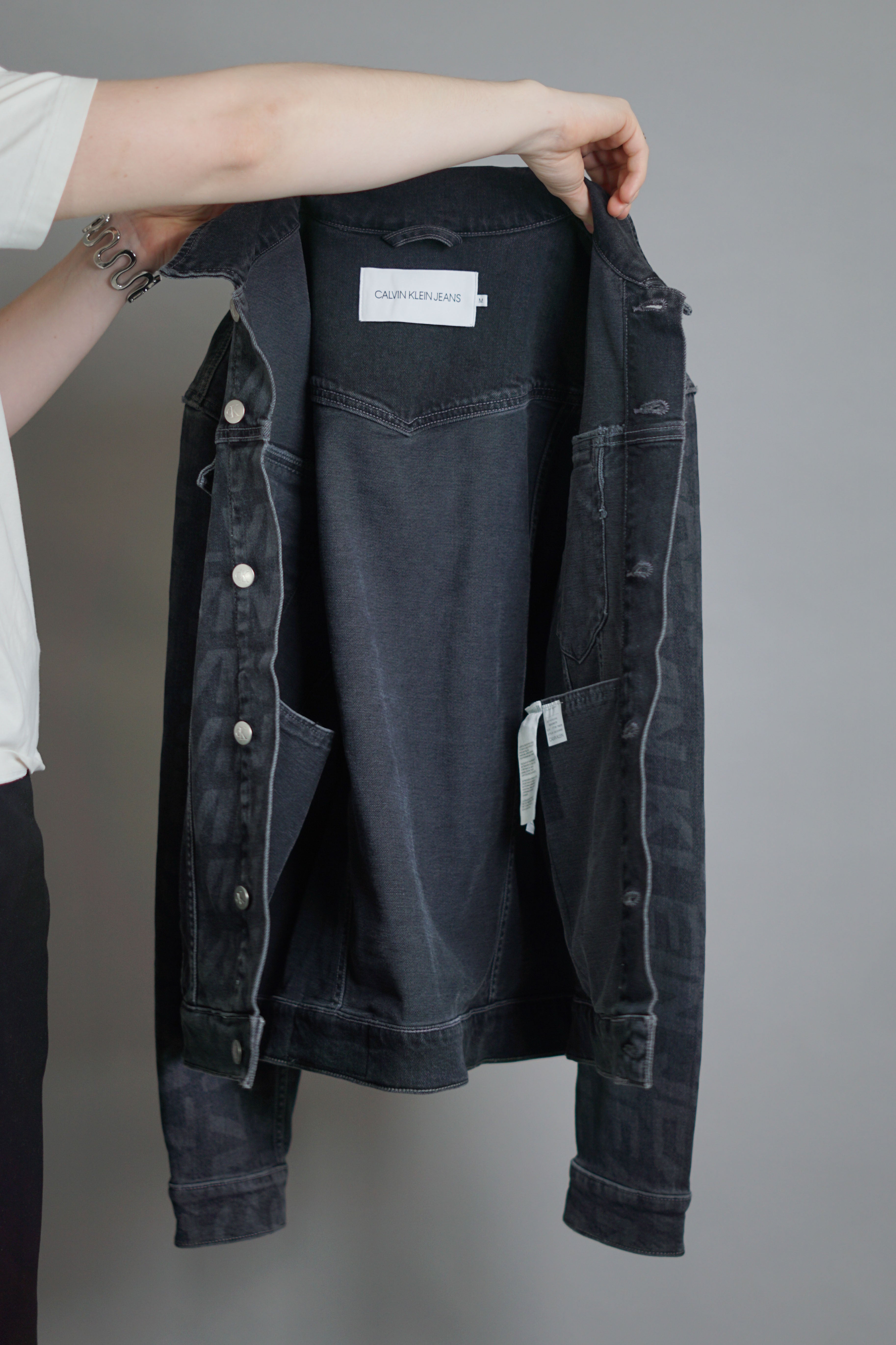 Dunkle Jeansjacke der Marke Calvin Klein