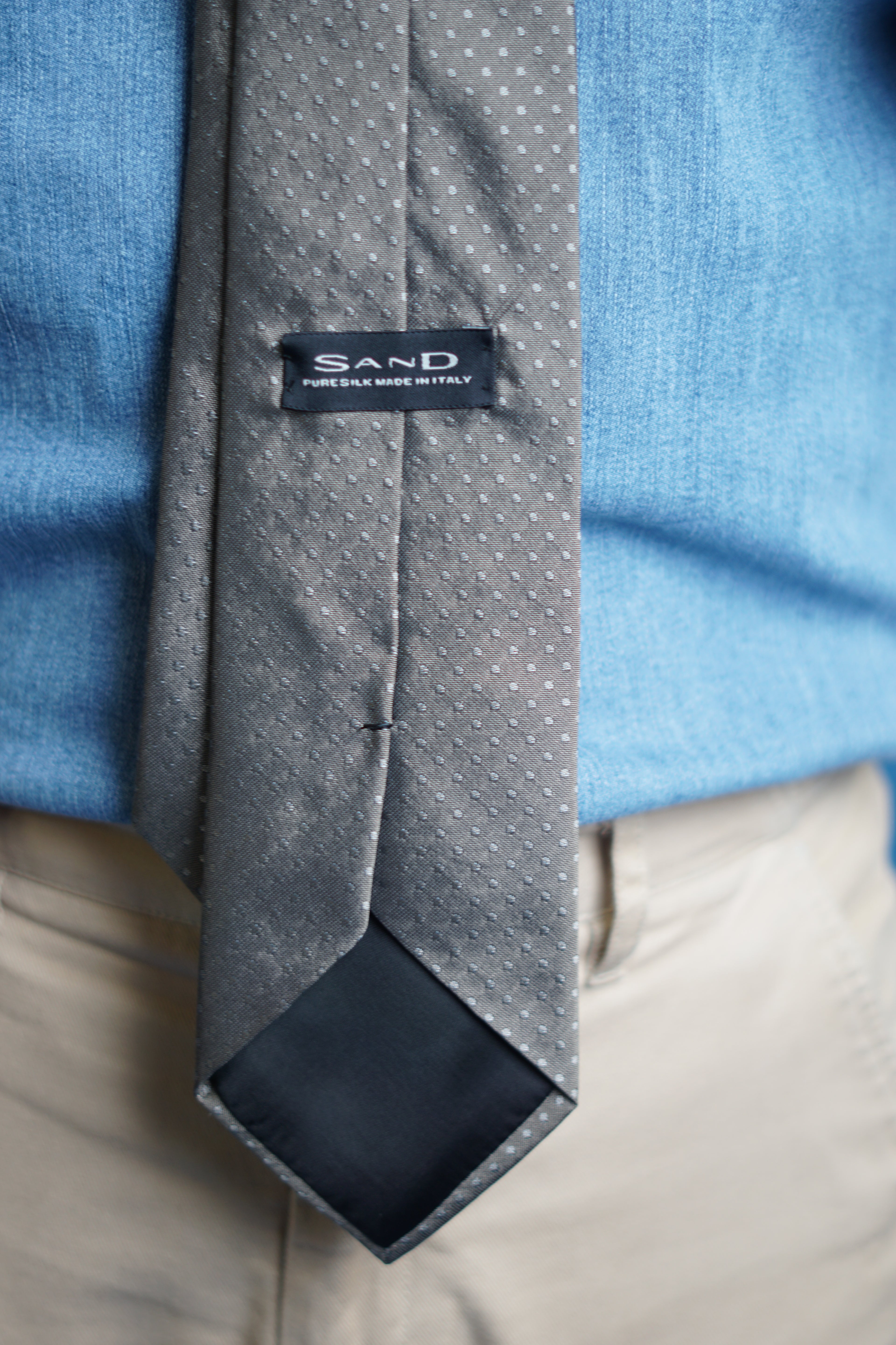 Sand Copenhagen Dunkelgraue gepunktete Seidenkrawatte