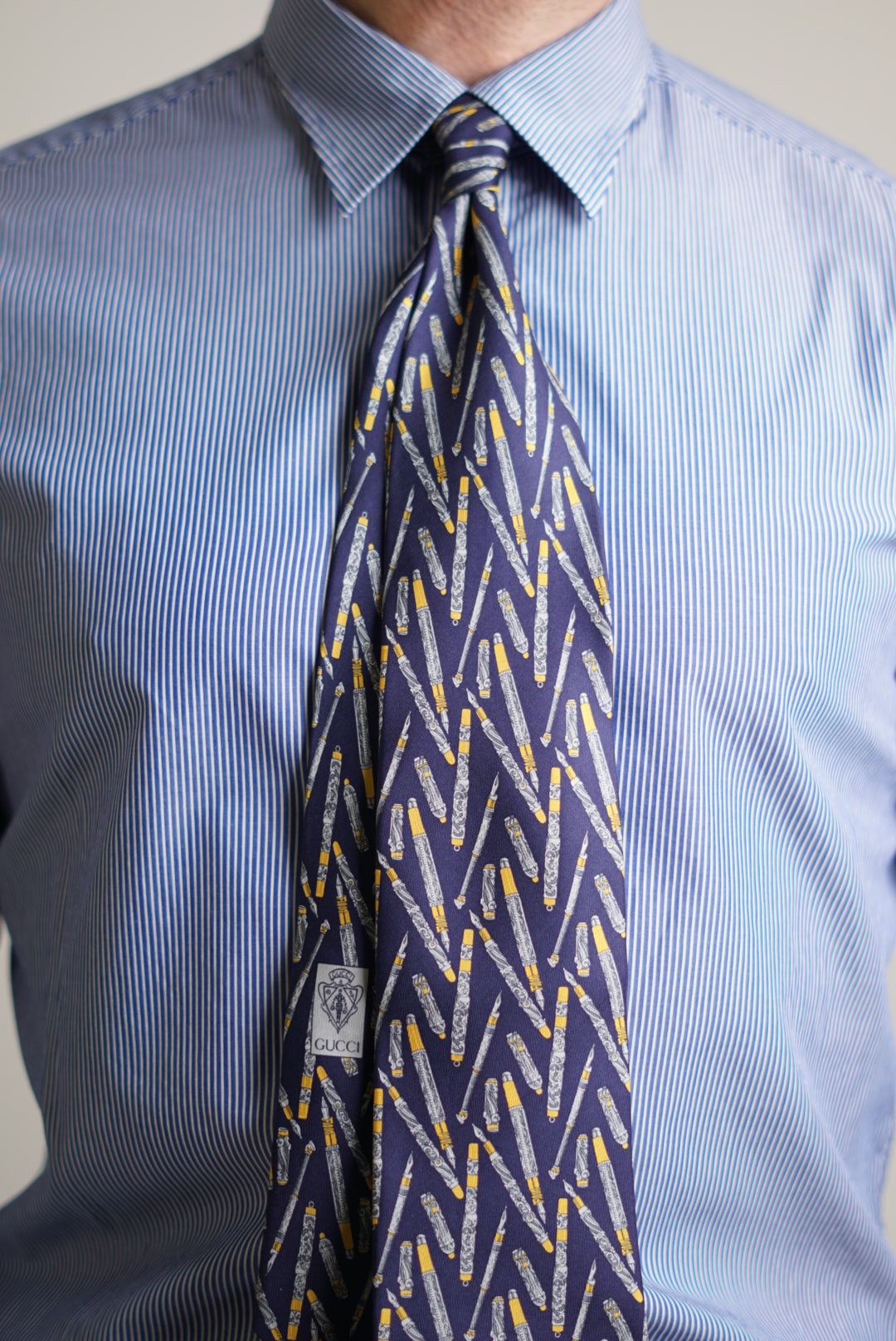 Seidenkrawatte mit Gucci-Füllfederhalter-Print