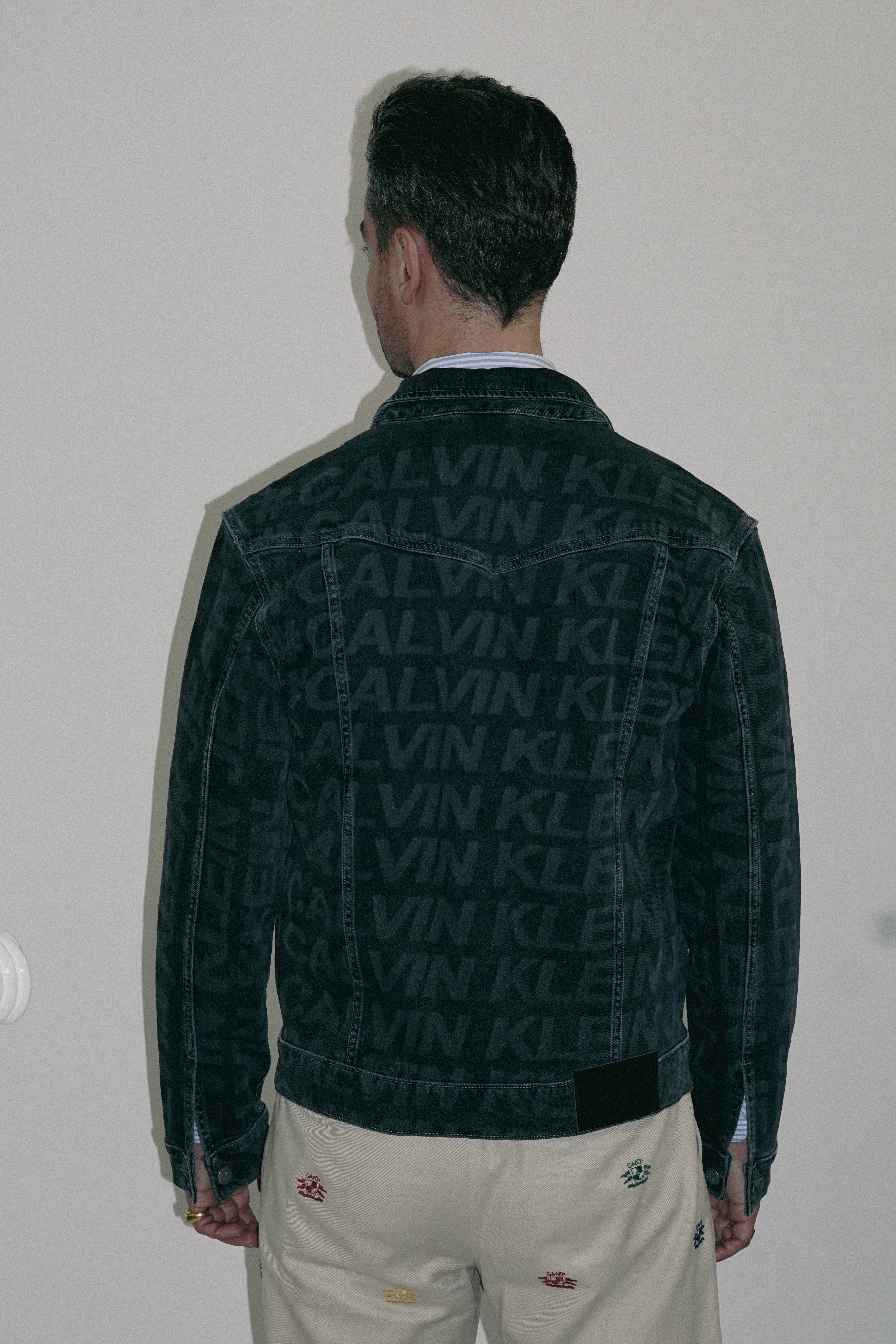 Dunkle Jeansjacke der Marke Calvin Klein