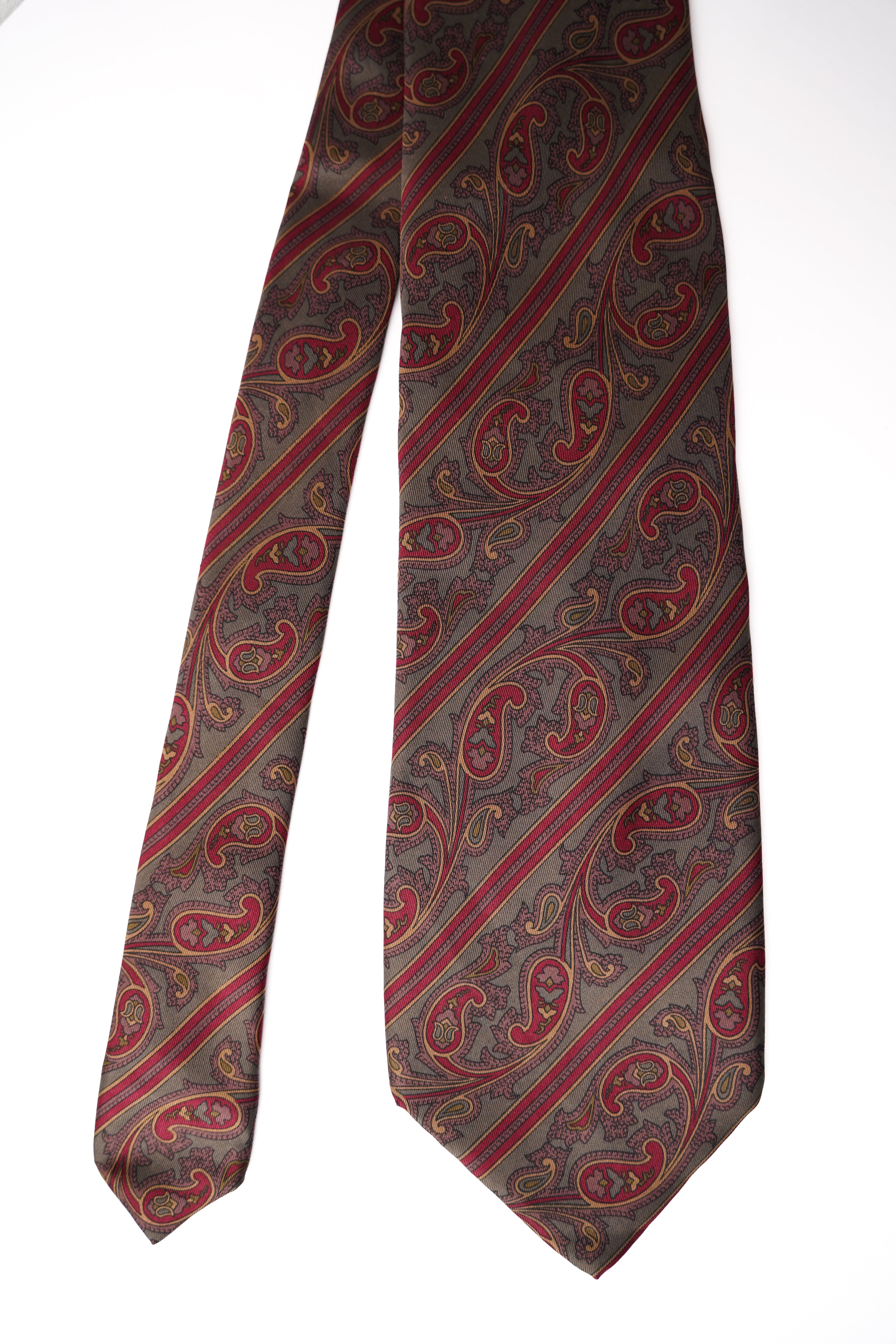 Handgefertigte Seidenkrawatte mit Paisleymuster in Rot und Grau von Pierre Balmain