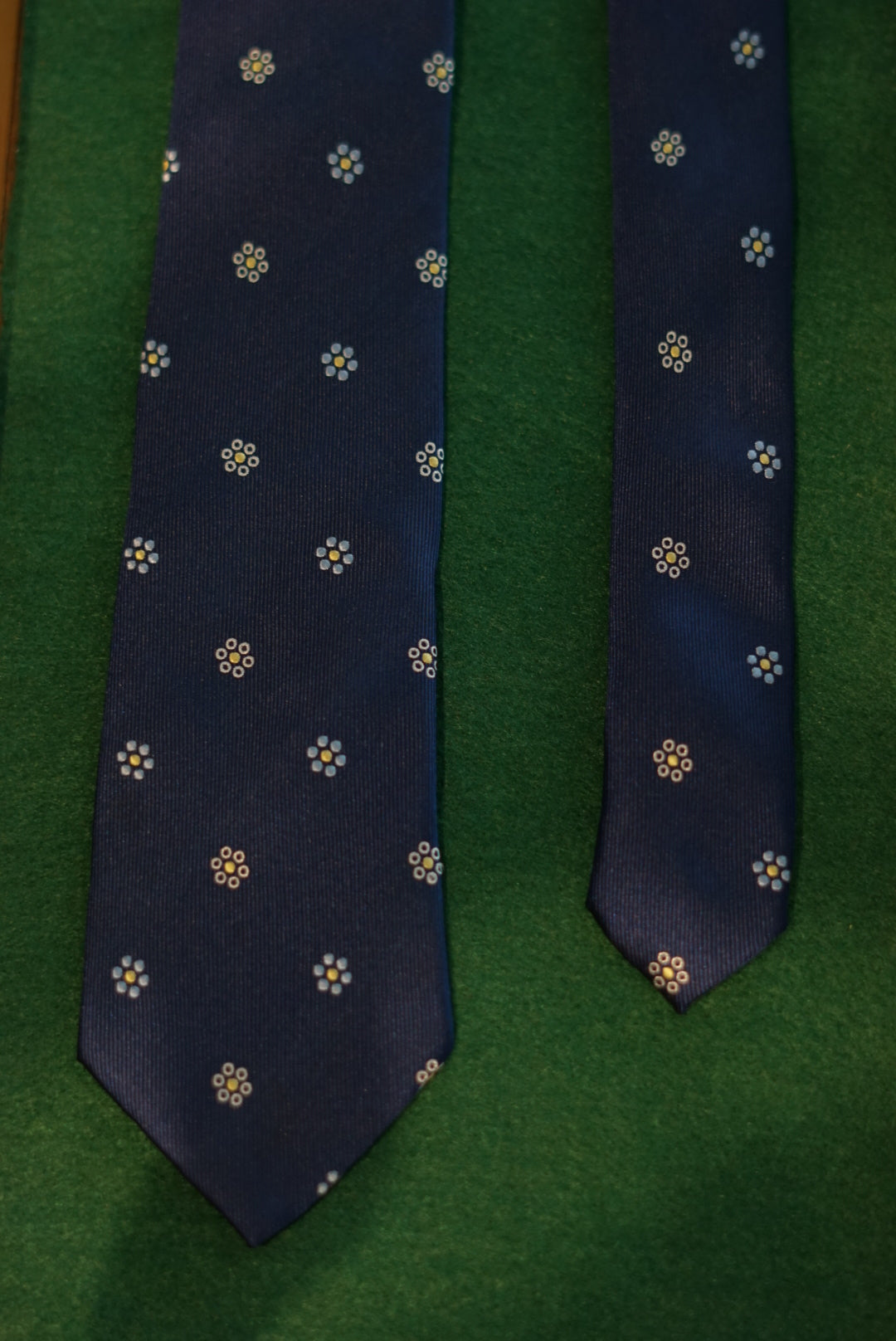 An Ivy Blue Flower Print Silk Tie