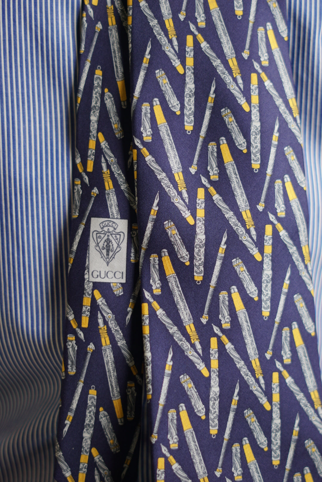 Seidenkrawatte mit Gucci-Füllfederhalter-Print