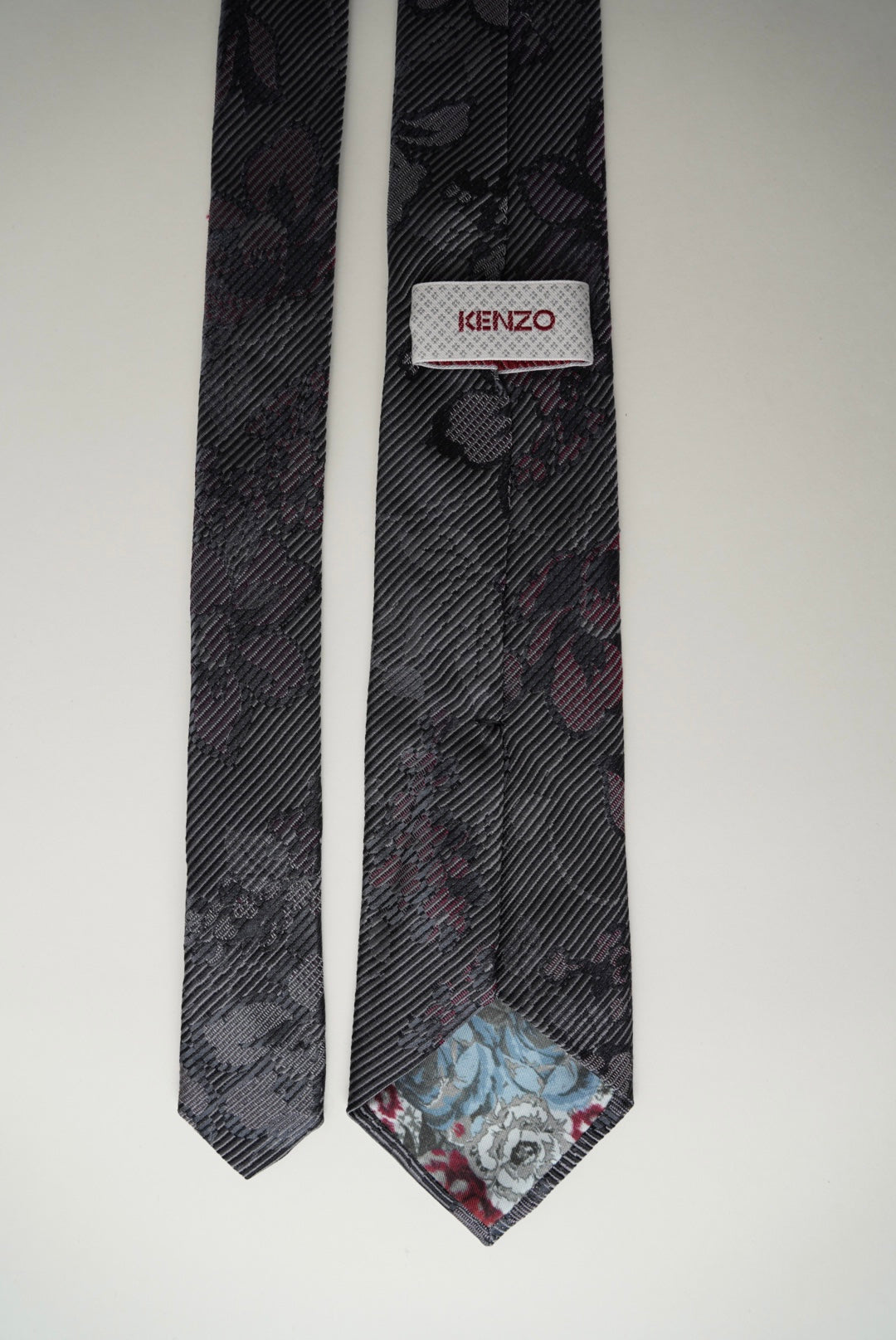 Kenzo – Dunkelgraue, gestreifte Seidenkrawatte mit Blumenmuster