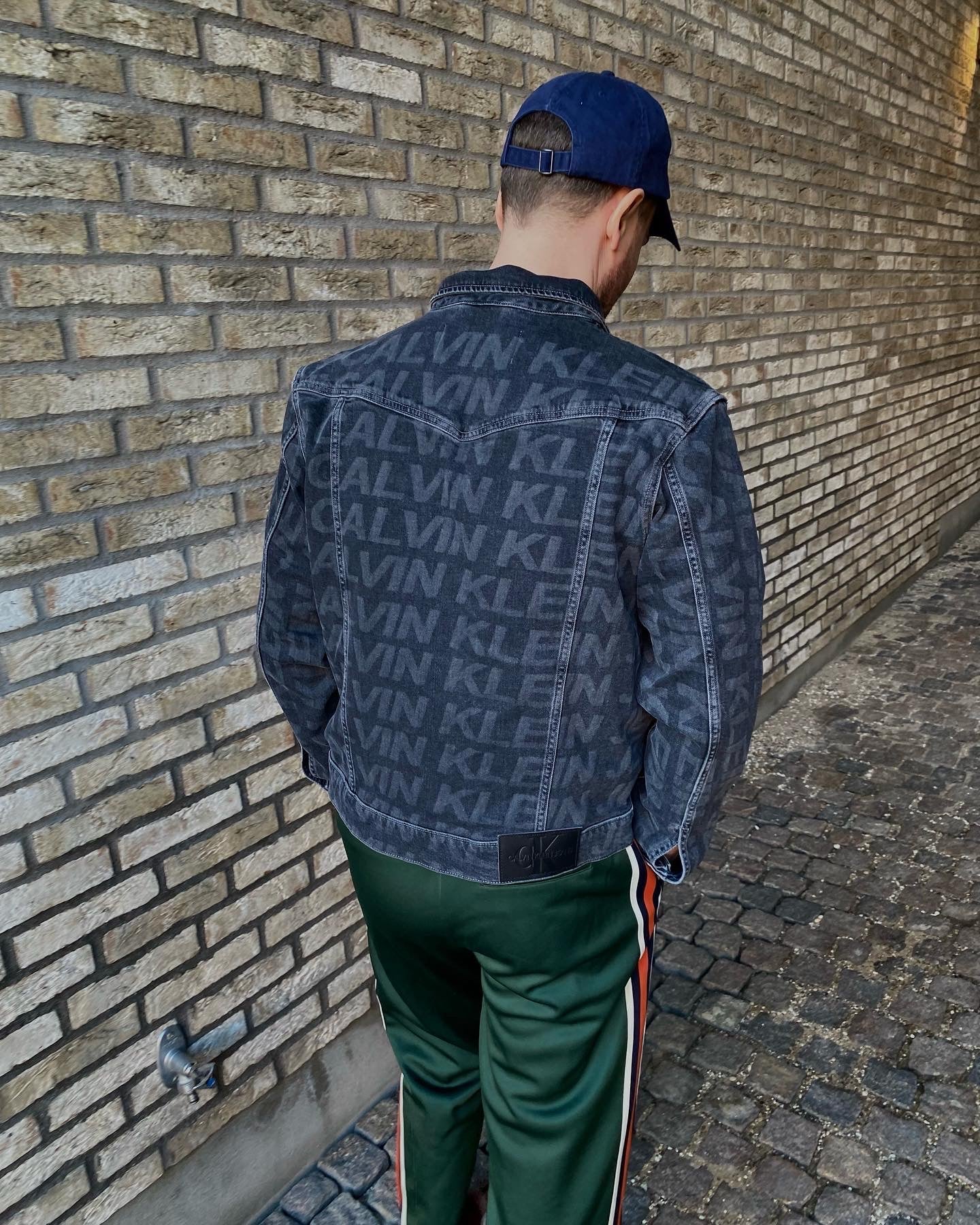 Dunkle Jeansjacke der Marke Calvin Klein