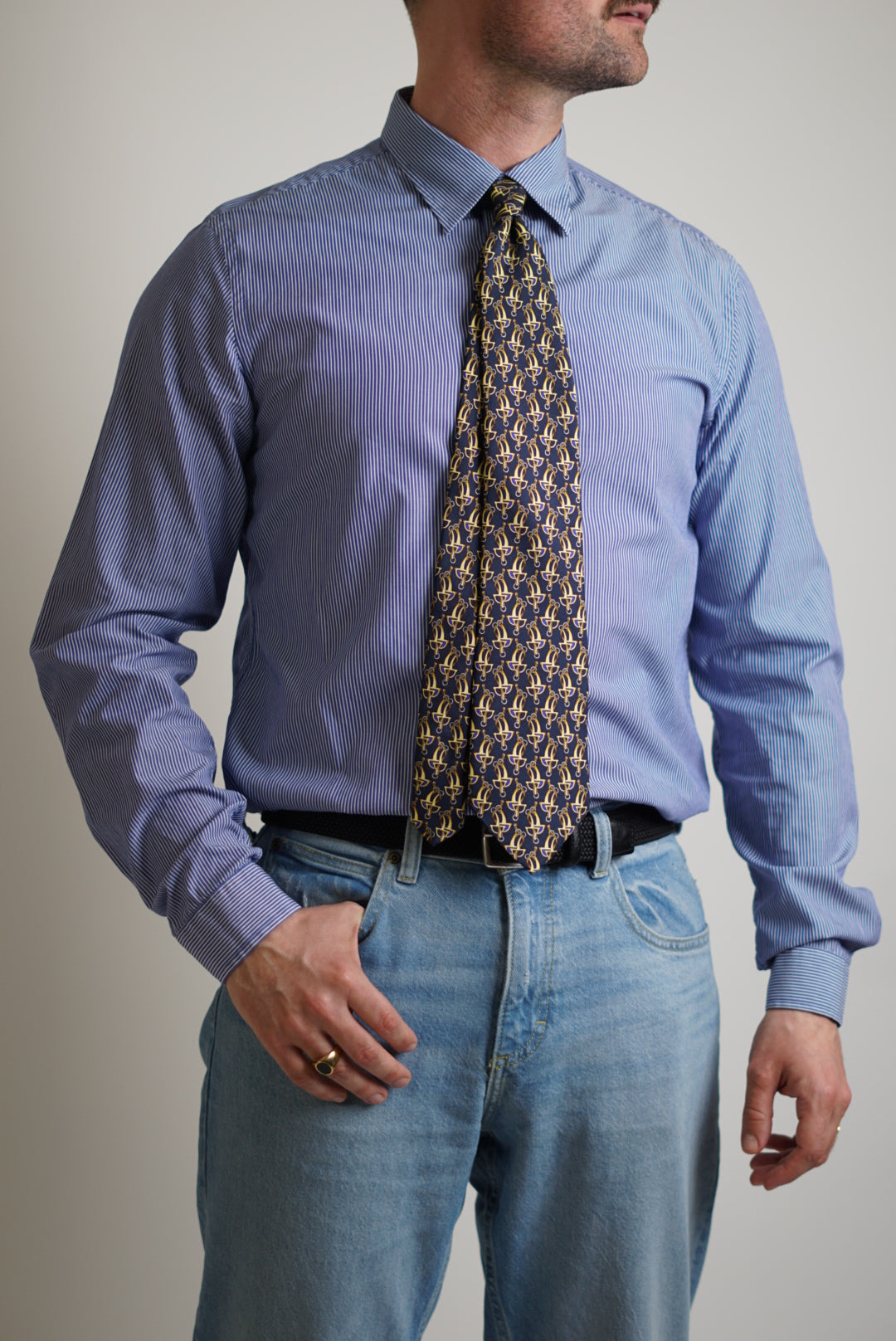 Marineblaue Seidenkrawatte mit Kettenmuster von Pierre Balmain