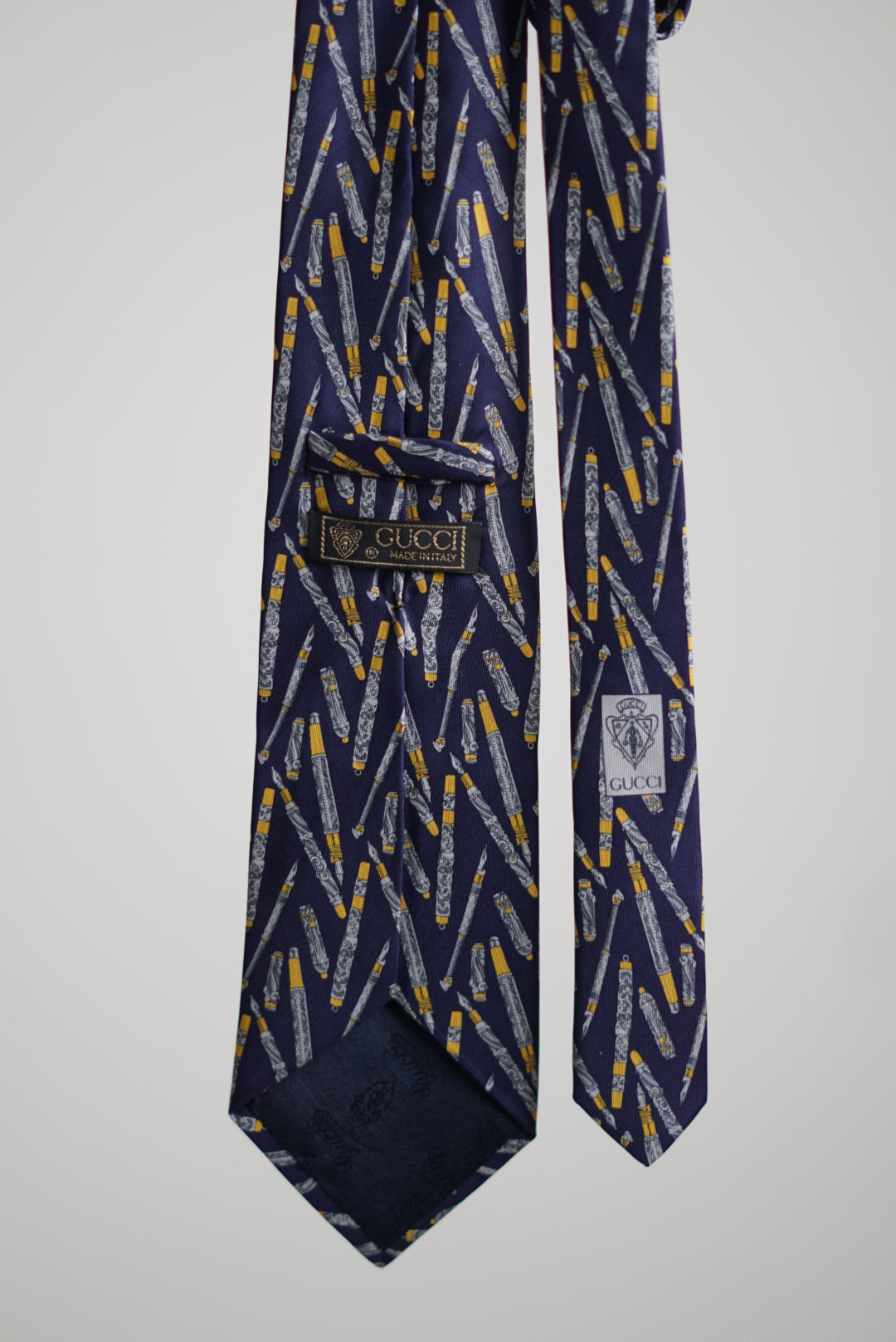 Seidenkrawatte mit Gucci-Füllfederhalter-Print