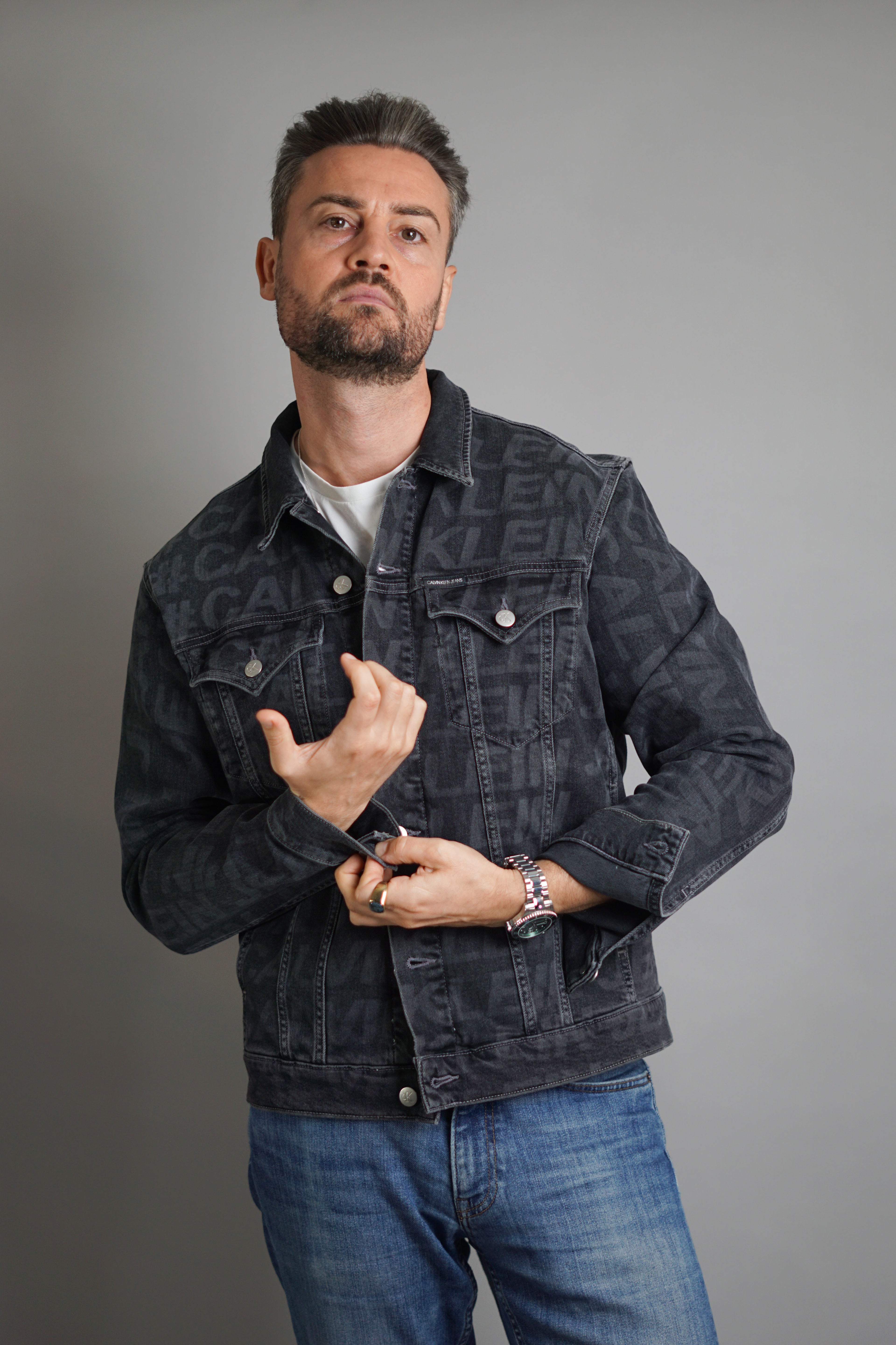 Dunkle Jeansjacke der Marke Calvin Klein