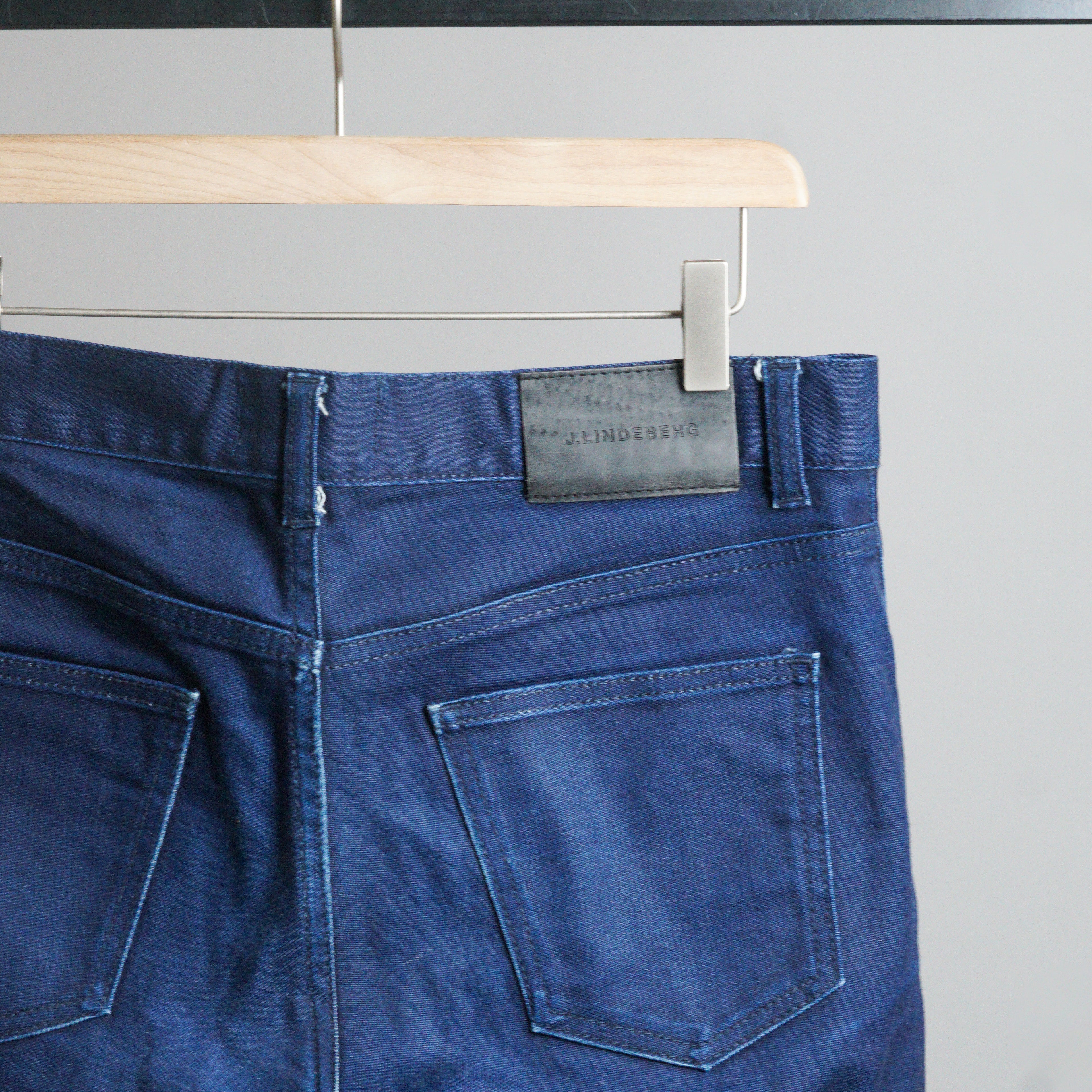 J.Lindeberg Jay Slim Fit Jeans in Blau mit mittelhohem Bund