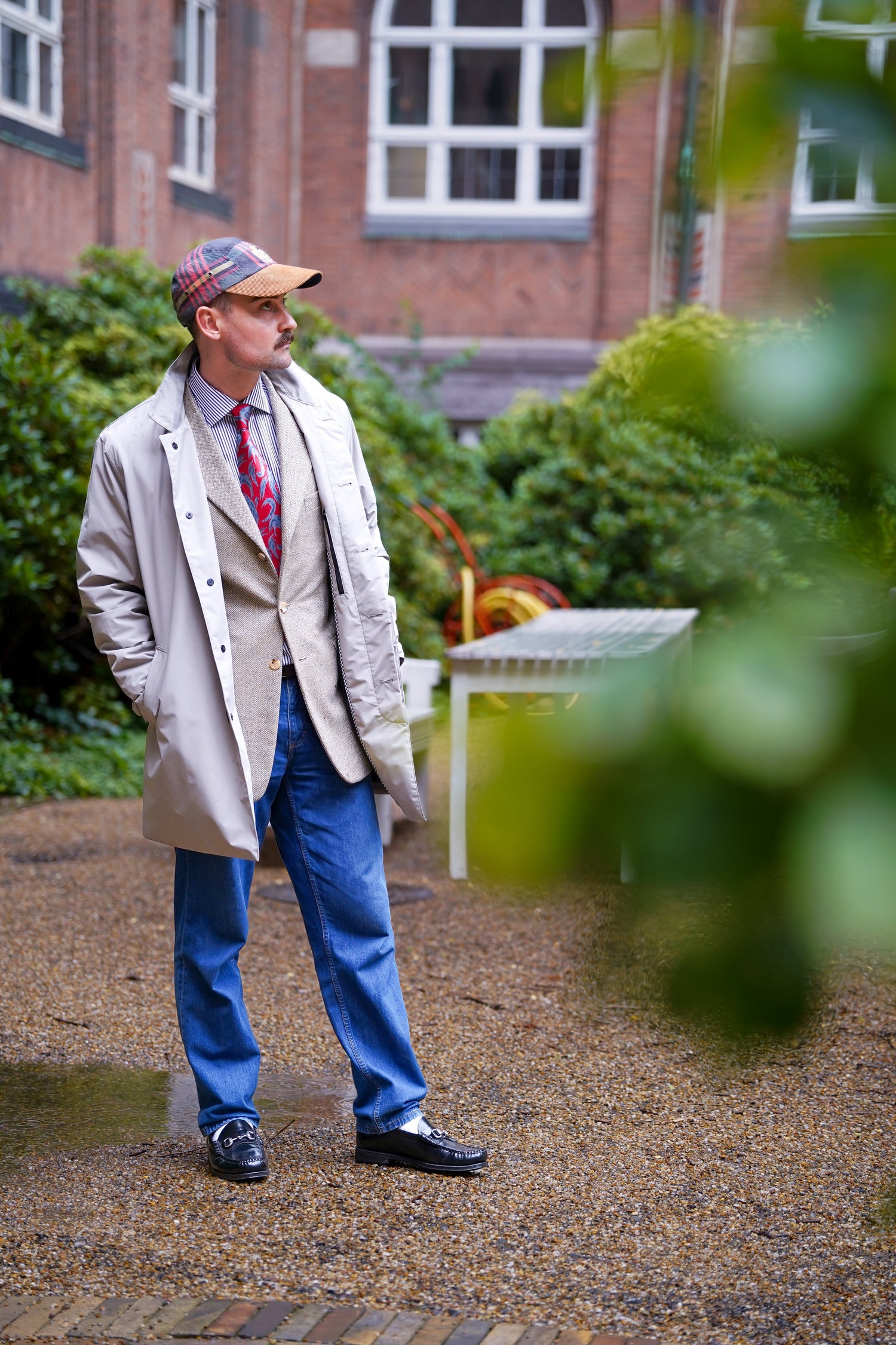 Den grå regnfrakke kan løfte outfittet