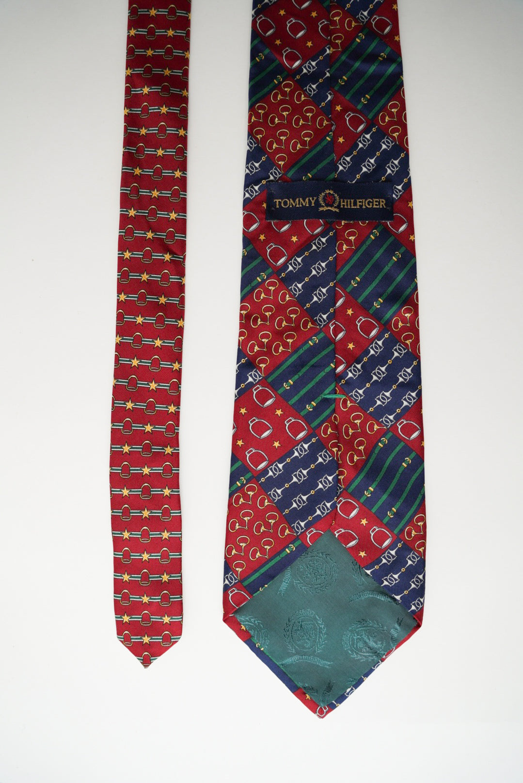 Tommy Hilfiger – Seidenkrawatte mit Ketten- und Sternenmuster in Rot und Marineblau