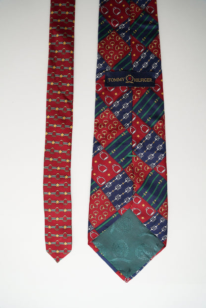 Tommy Hilfiger – Seidenkrawatte mit Ketten- und Sternenmuster in Rot und Marineblau