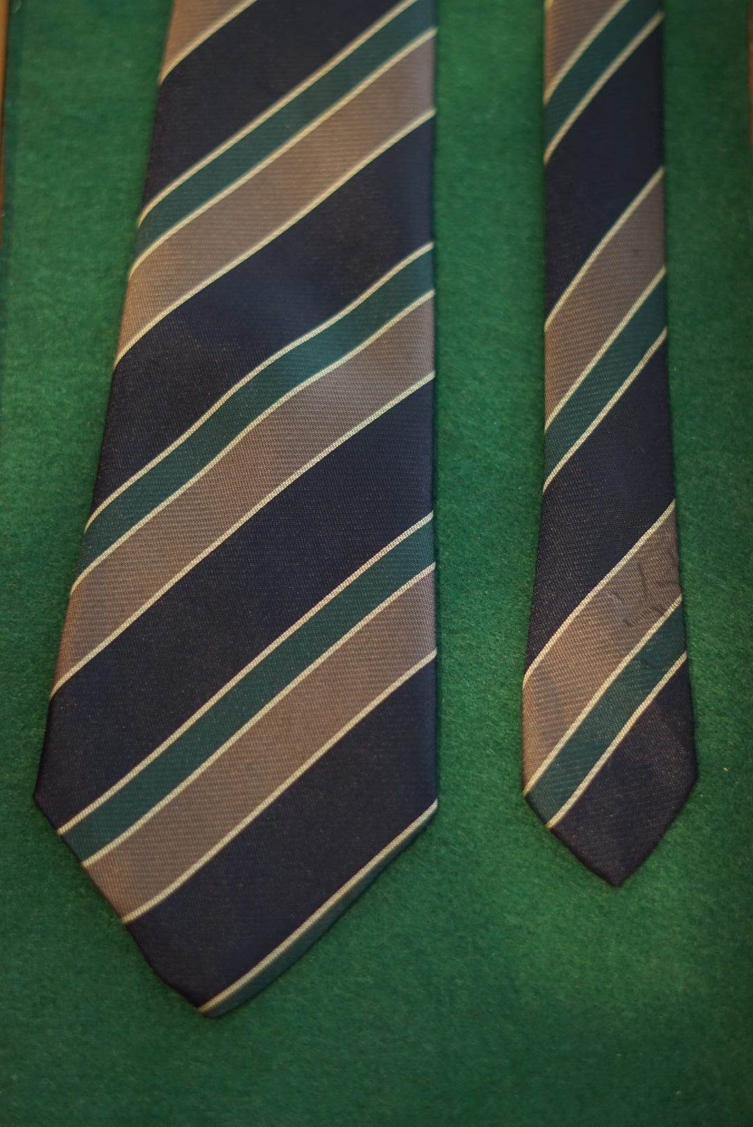 Vintage Marineblau, Dunkelgrün und Grau Gestreifte Krawatte Made in Italy