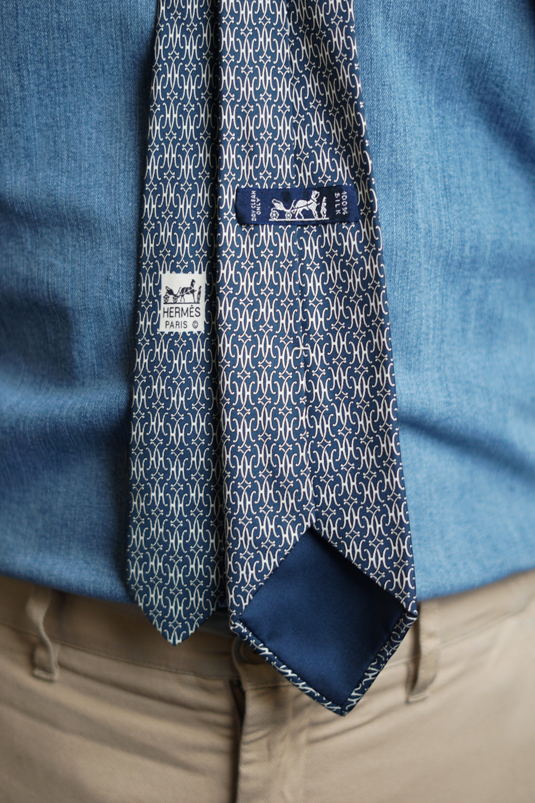 Hermés Navy and White Pattern Tie