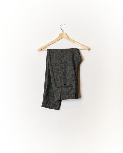 Ausgewählter grauer Wollanzug mit doppelter Knopfleiste