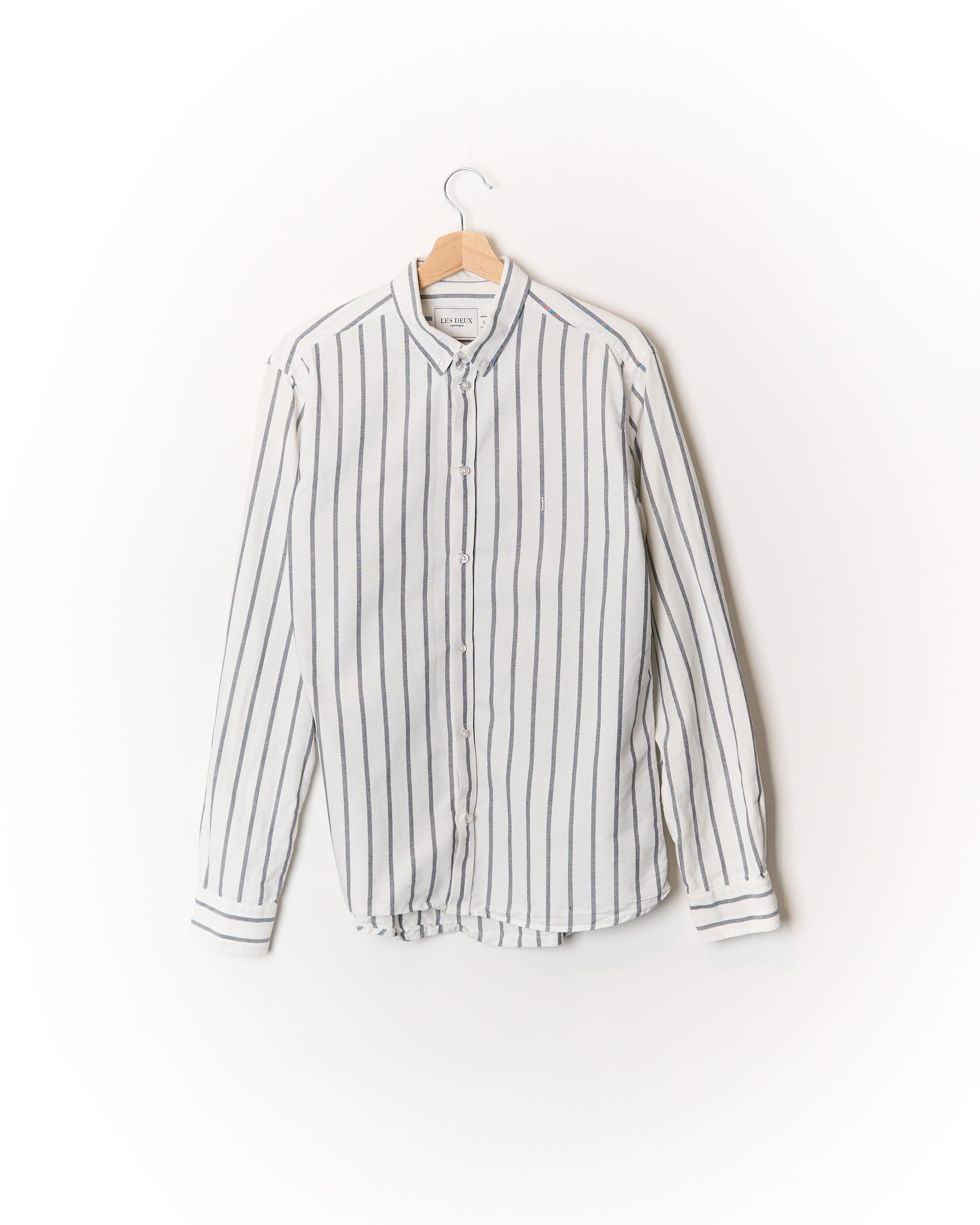 Les Deux gestreiftes Christoph Button-Down-Baumwollhemd in Weiß und Dunkelgrau