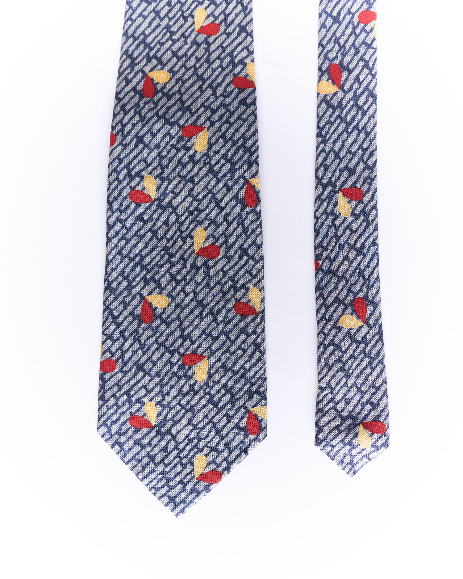 Fendi Marineblau und Hellblau mit Rot-Gelbem Motiv Seidenkrawatte