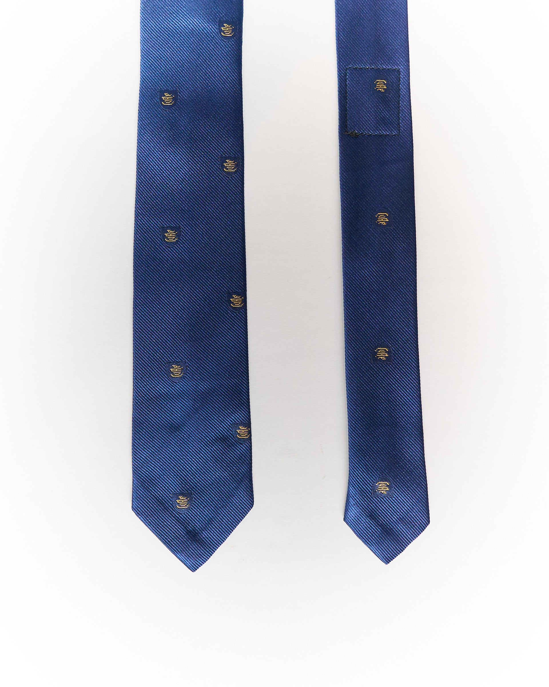 Eine Ivy x CUAP Navy Crest Handgefertigte Seidenkrawatte
