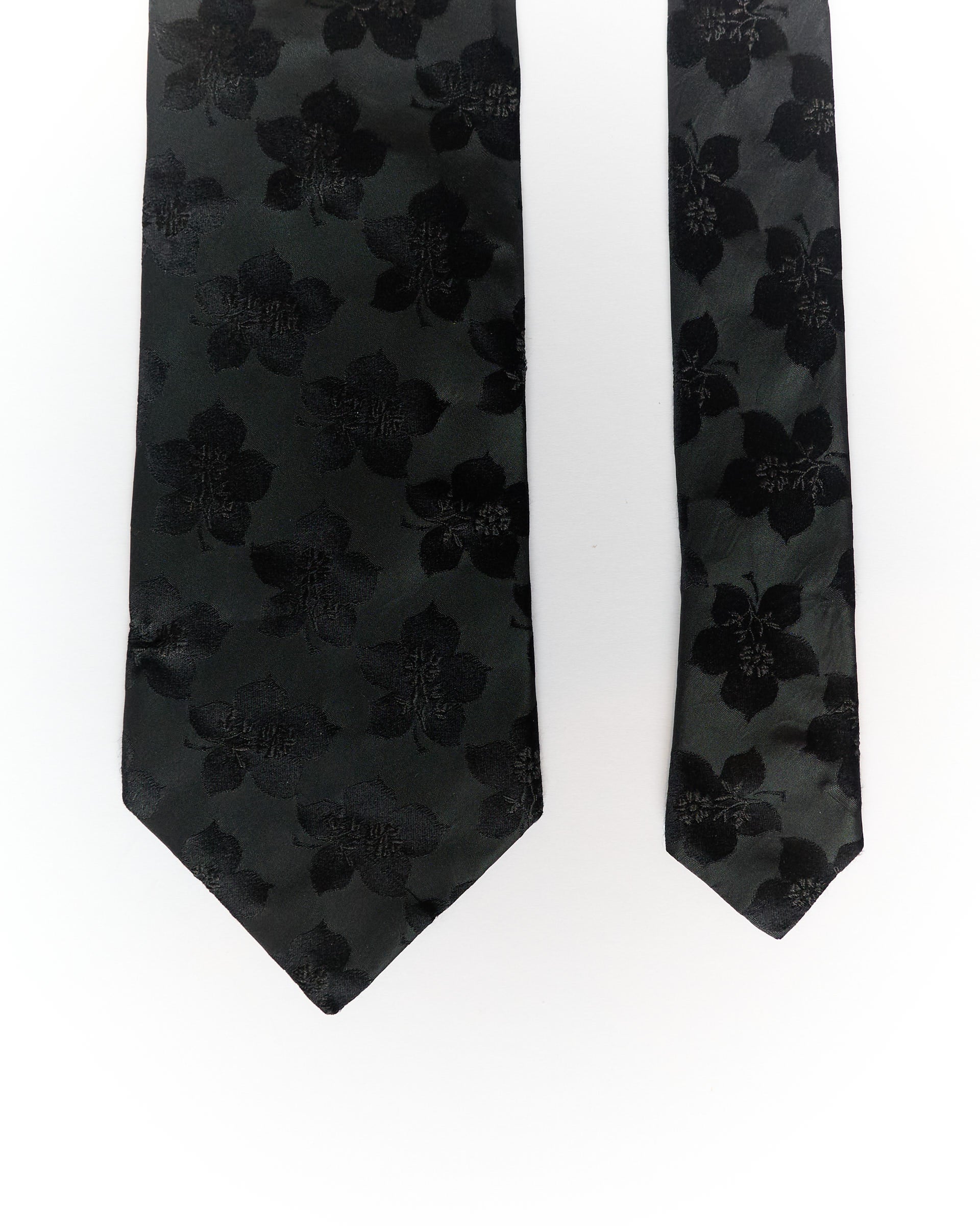 Kenzo Seidenkrawatte mit schwarzem Blumenmuster