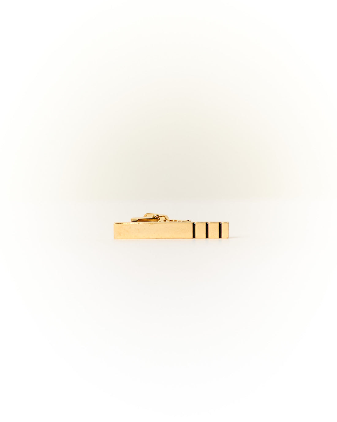 Eine halb-lange Krawattennadel in Ivy Gold und Schwarz