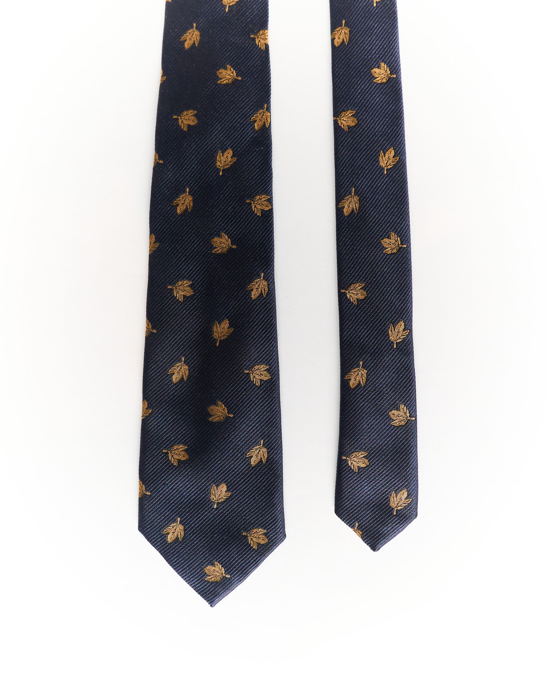 Gant Rugger marineblaue Seidenkrawatte mit goldenem Blattmotiv, schmal geschnitten