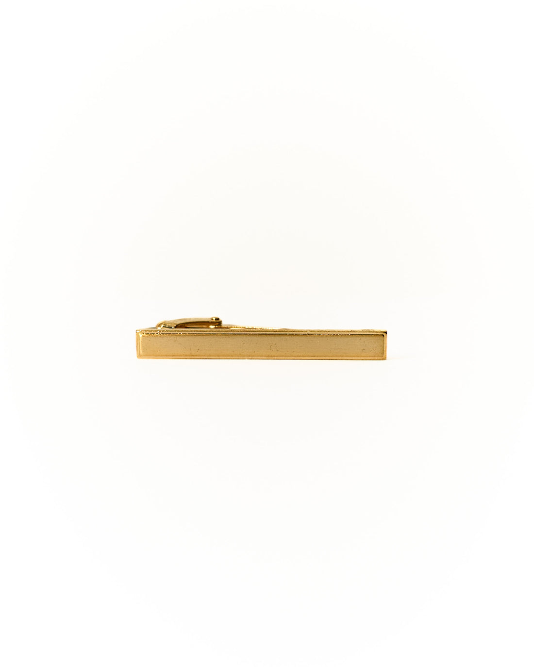 Ein unifarbener Krawattenclip in Ivy-Gold in voller Länge