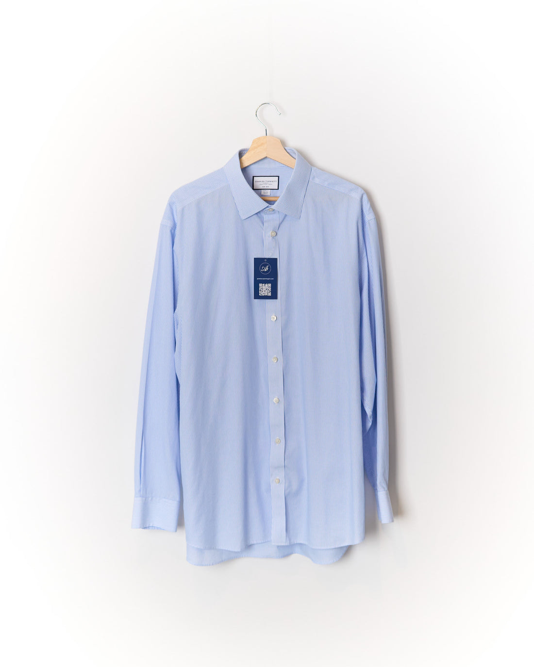 Charles Tyrwhitt weißes und hellblaues gestreiftes, bügelfreies Baumwollhemd