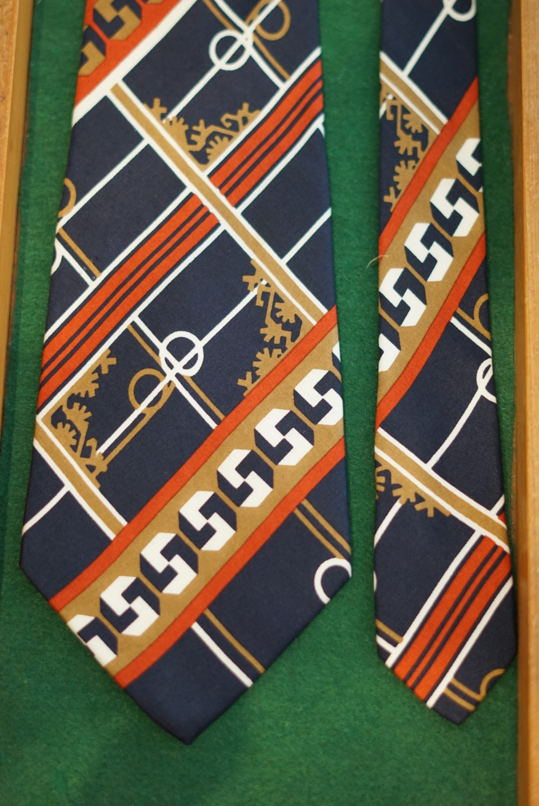 Guy Laroche Navy and Red Wide Vintage Silk Tie