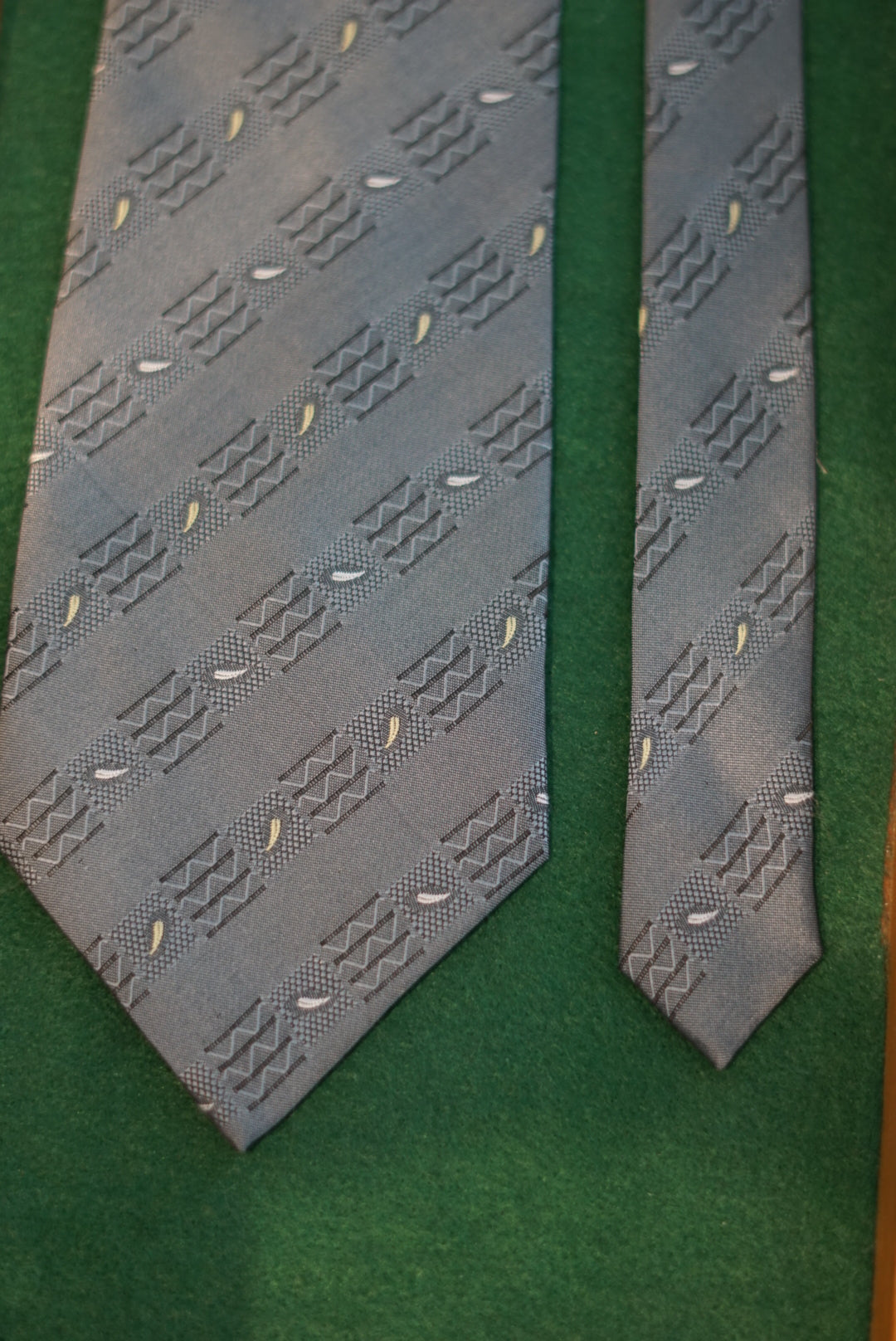 Graue Vintage-Seidenkrawatte von Giorgio Armani