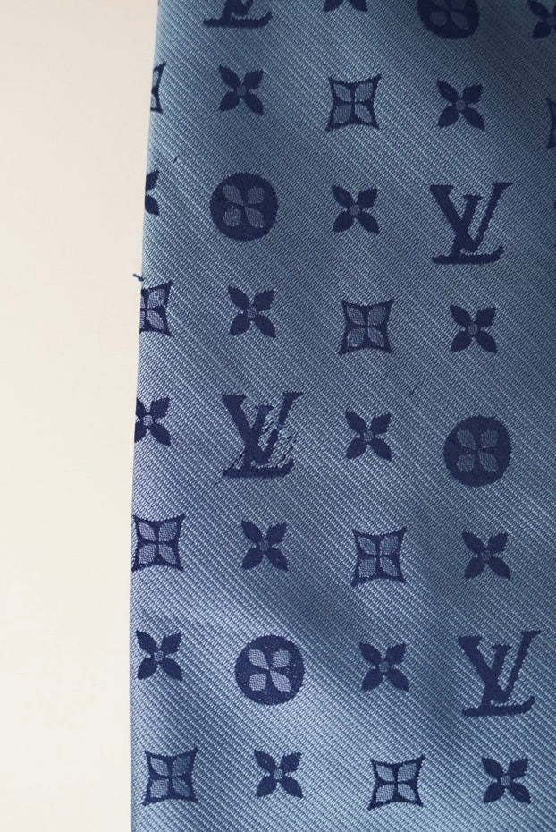 Louis Vuitton Seidenkrawatte in Hellblau mit LV-Logo.