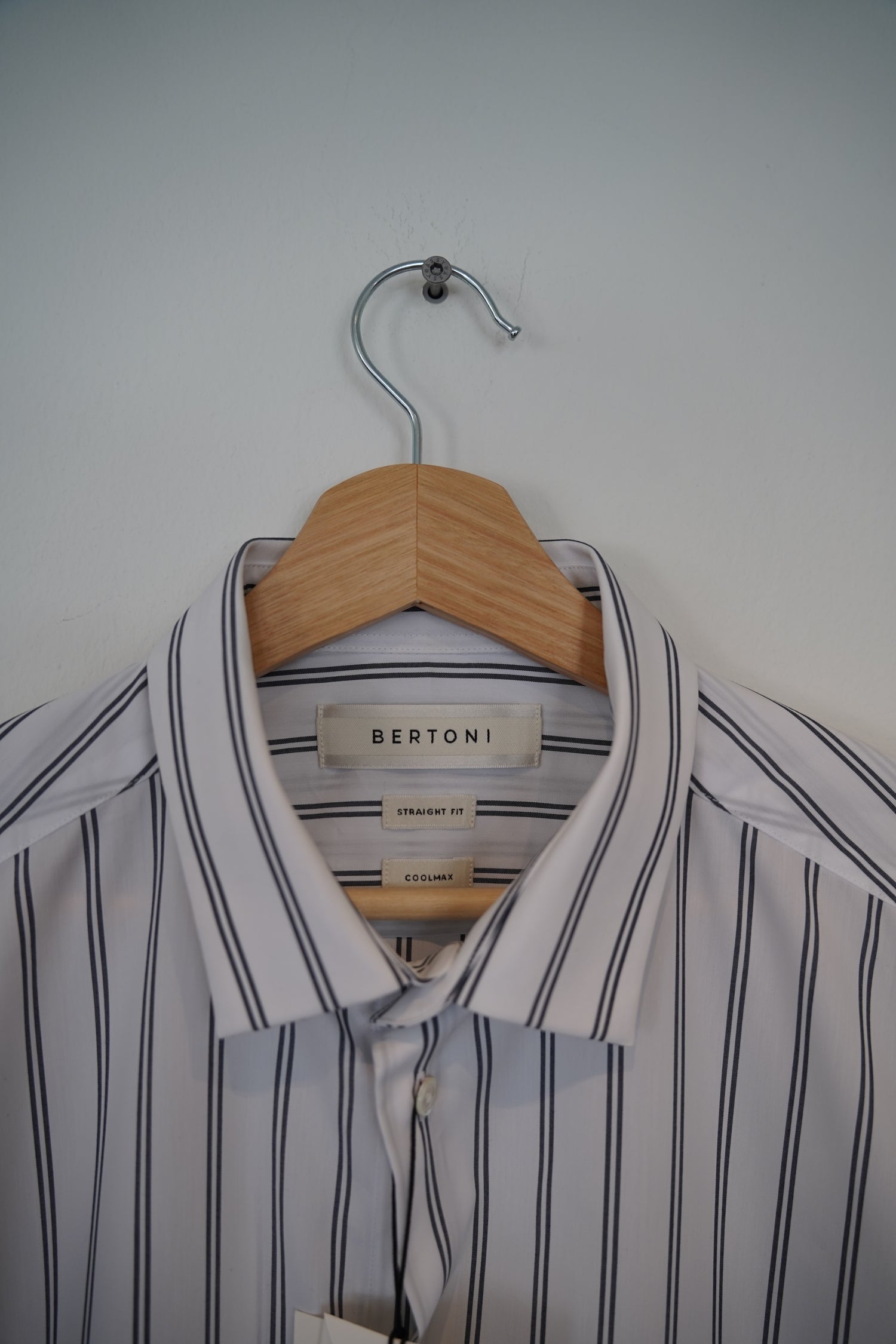 Bertoni Coolmax – Weißes, gestreiftes Hemd mit gerader Passform