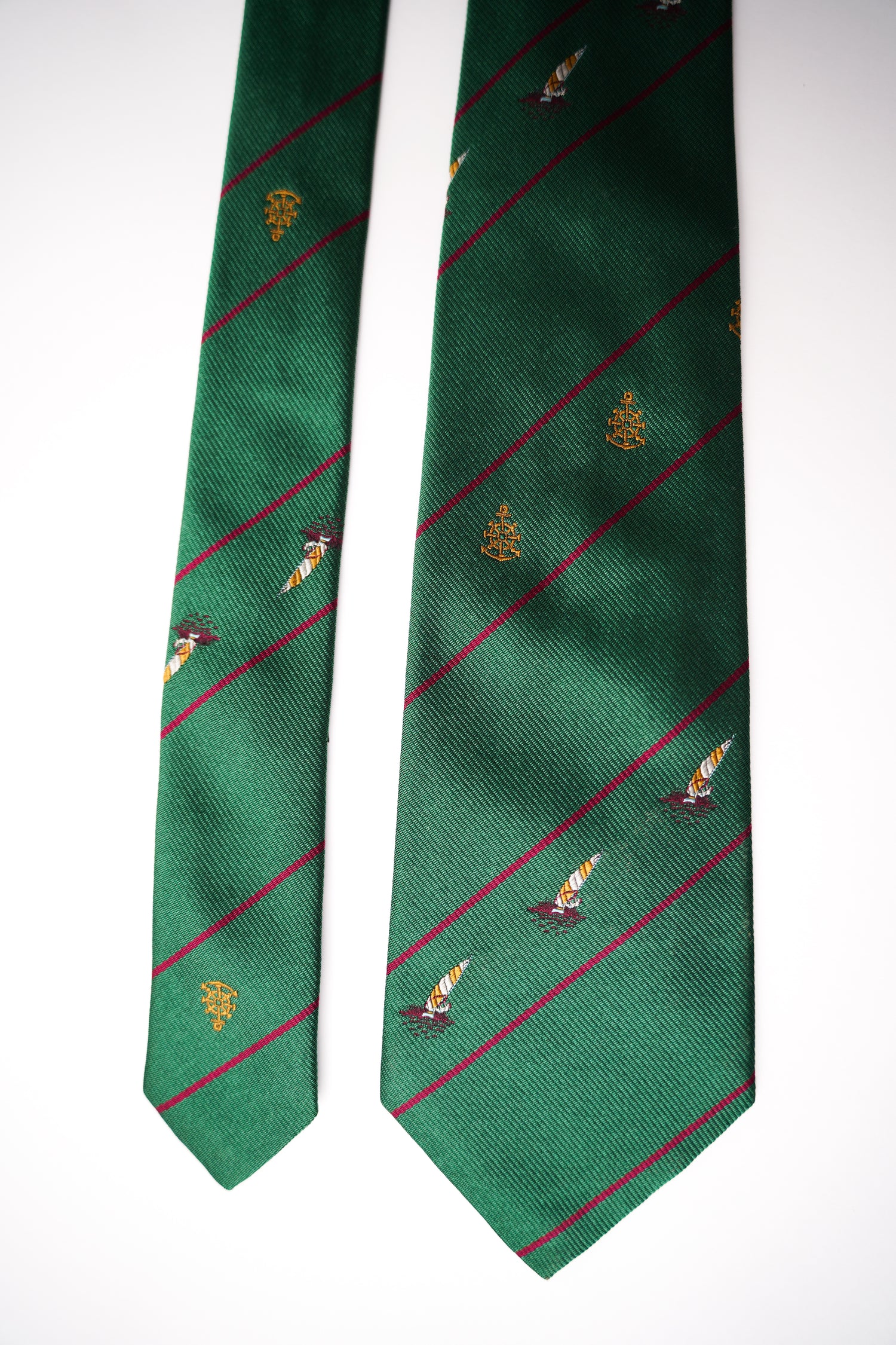 Diego Vintage Grüne Seidenkrawatte mit Ivy-League-Wappen