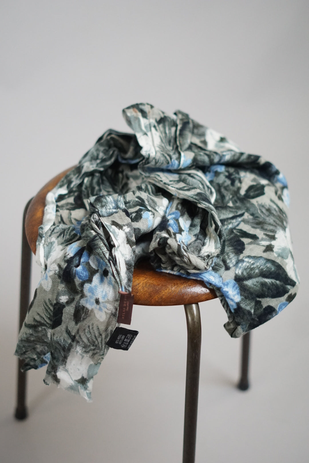 Atlas Design Flower Pattern Linen Scarf