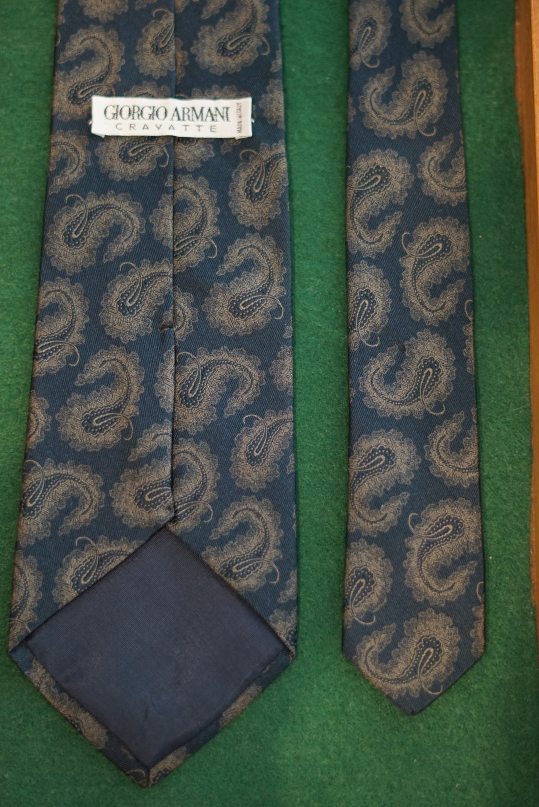 Dunkelgrüne Vintage-Seidenkrawatte von Giorgio Armani mit Paisleymuster