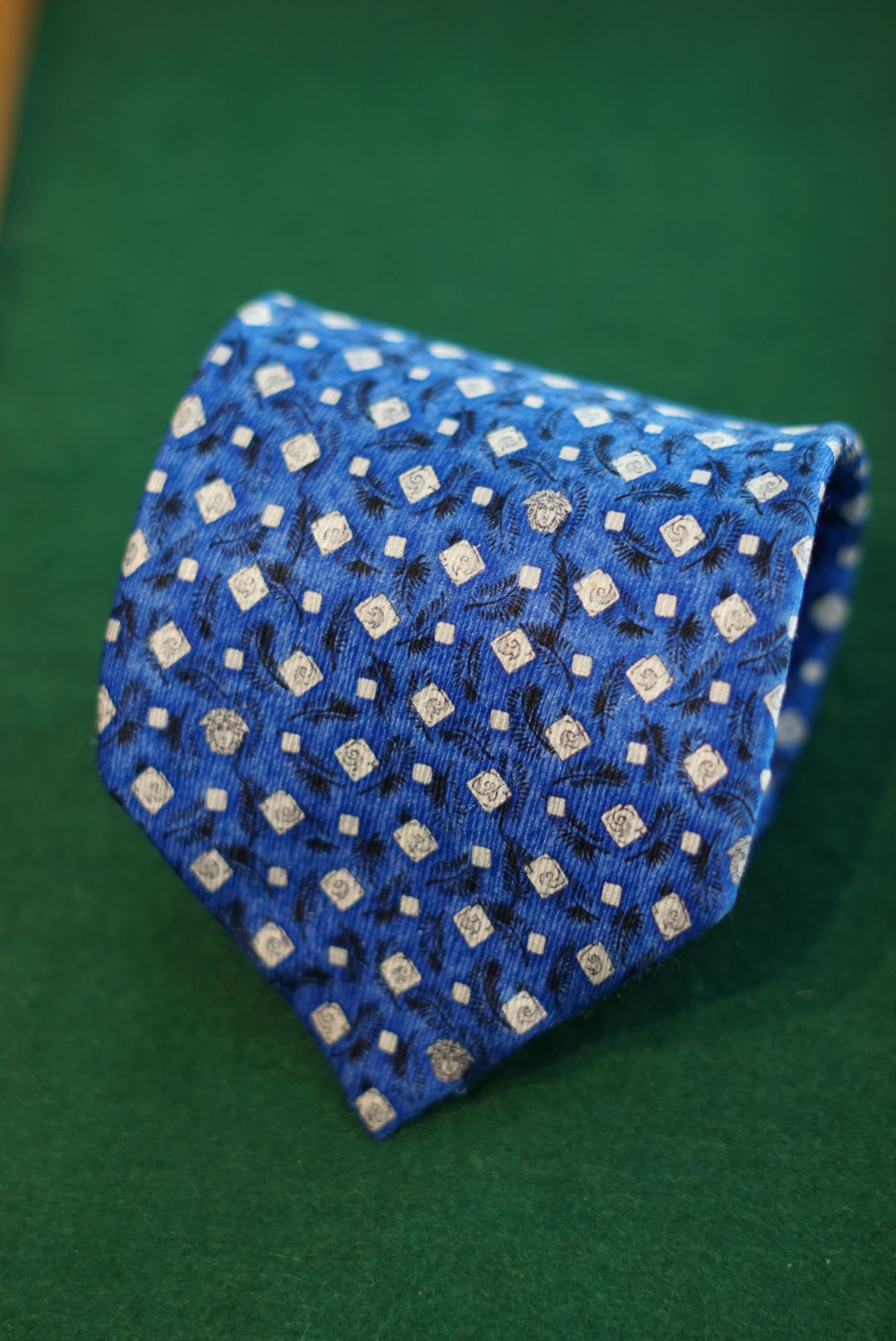 Blau bedruckte Vintage-Candy-Krawatte von Gianni Versace
