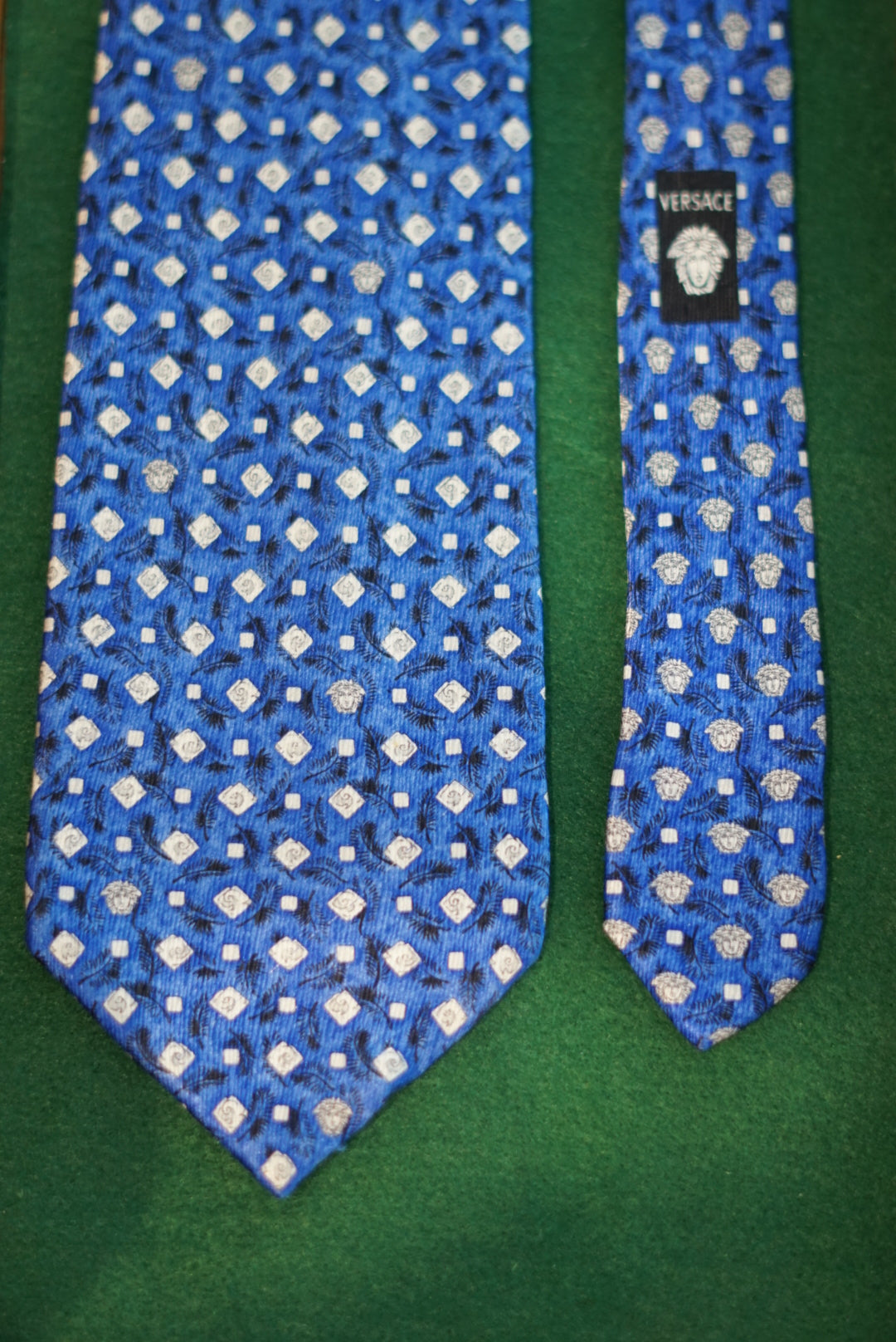 Blau bedruckte Vintage-Candy-Krawatte von Gianni Versace