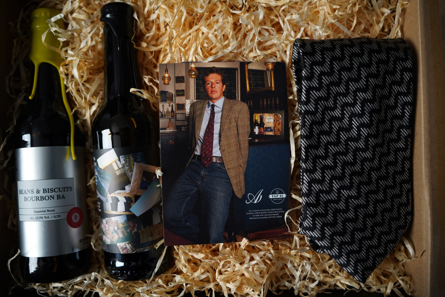 Gift box: Giorgio Armani Black and White Armani Collezioni Silk Tie