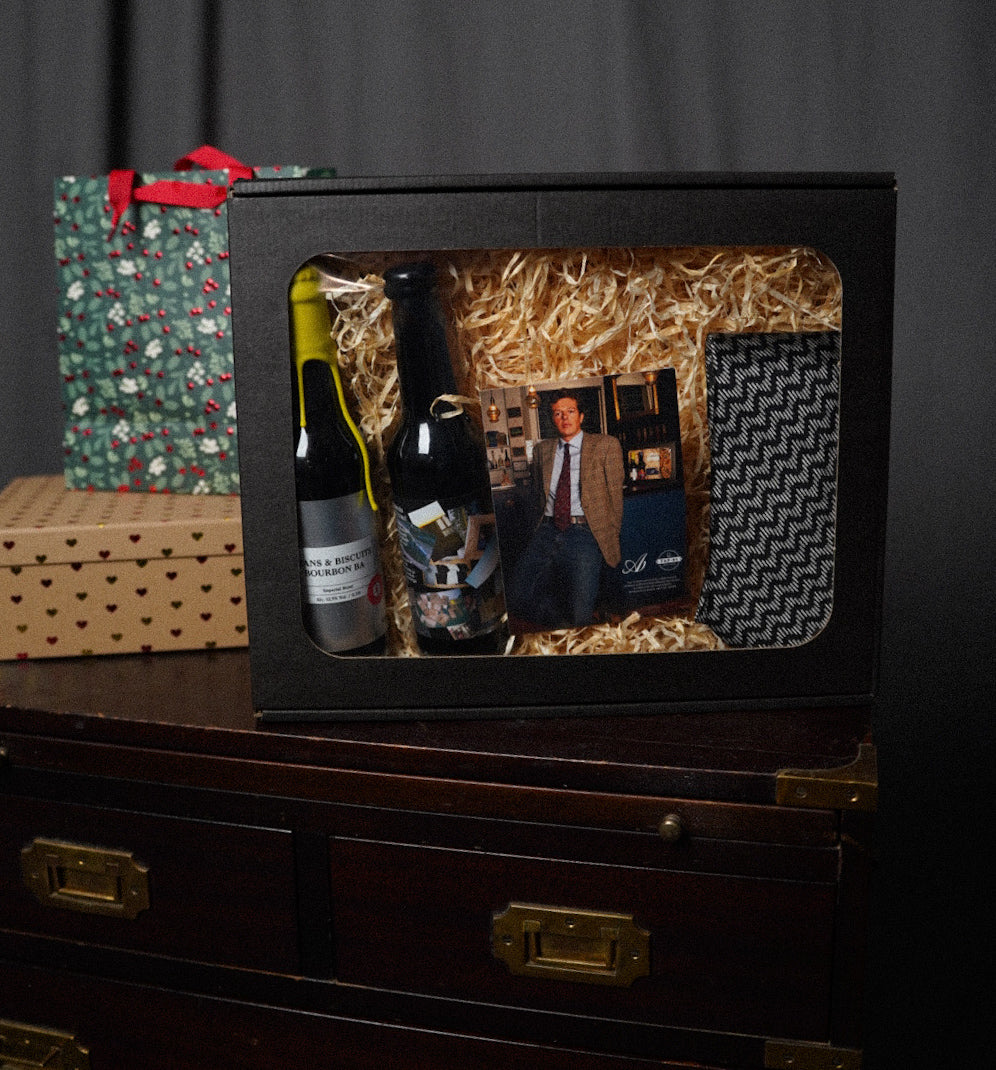 Gift box: Giorgio Armani Black and White Armani Collezioni Silk Tie